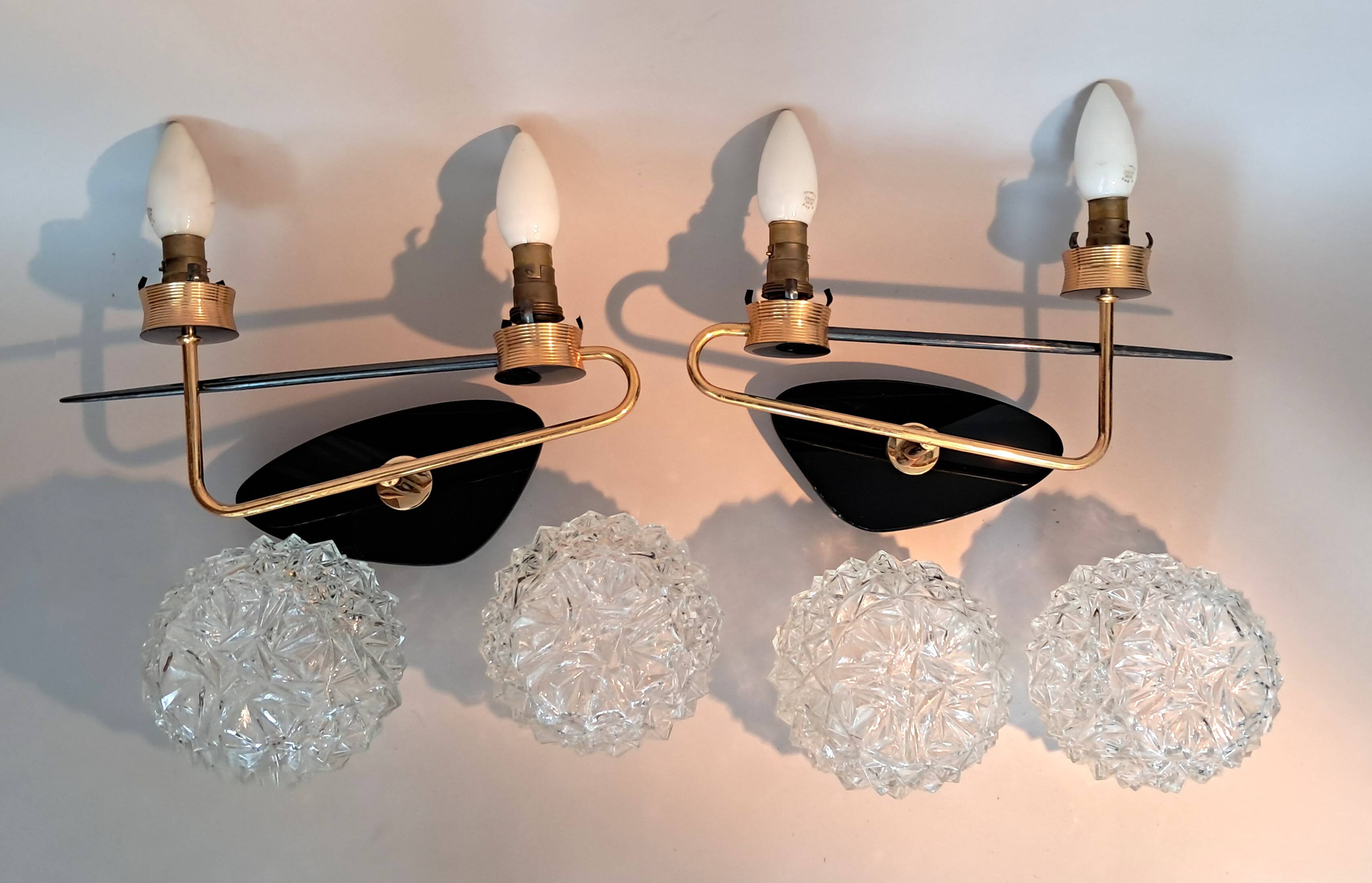 Paire d'appliques en laiton doré  à 2 feux 1950.