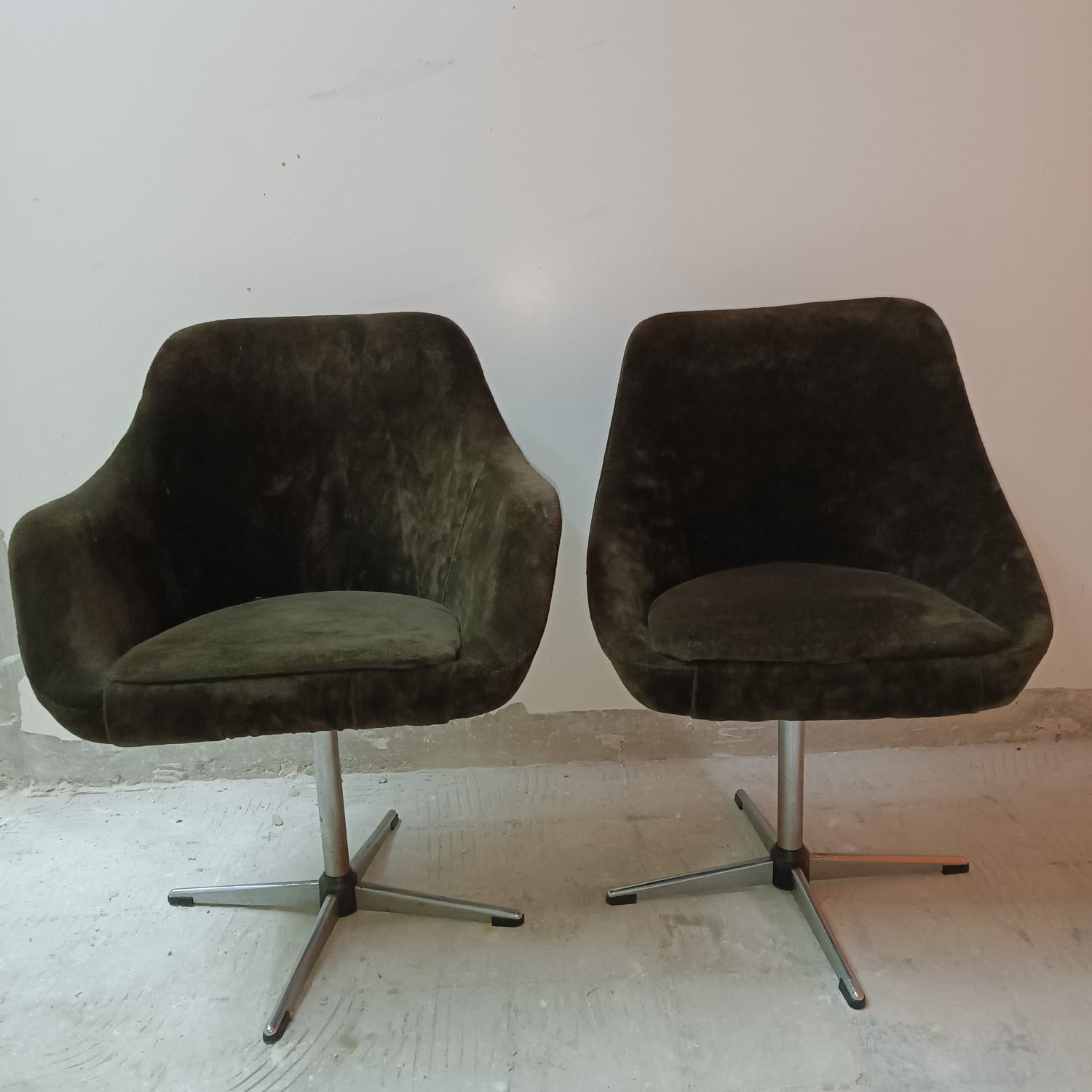 Pairs of vintage chairs from the 50s/60s swivel.