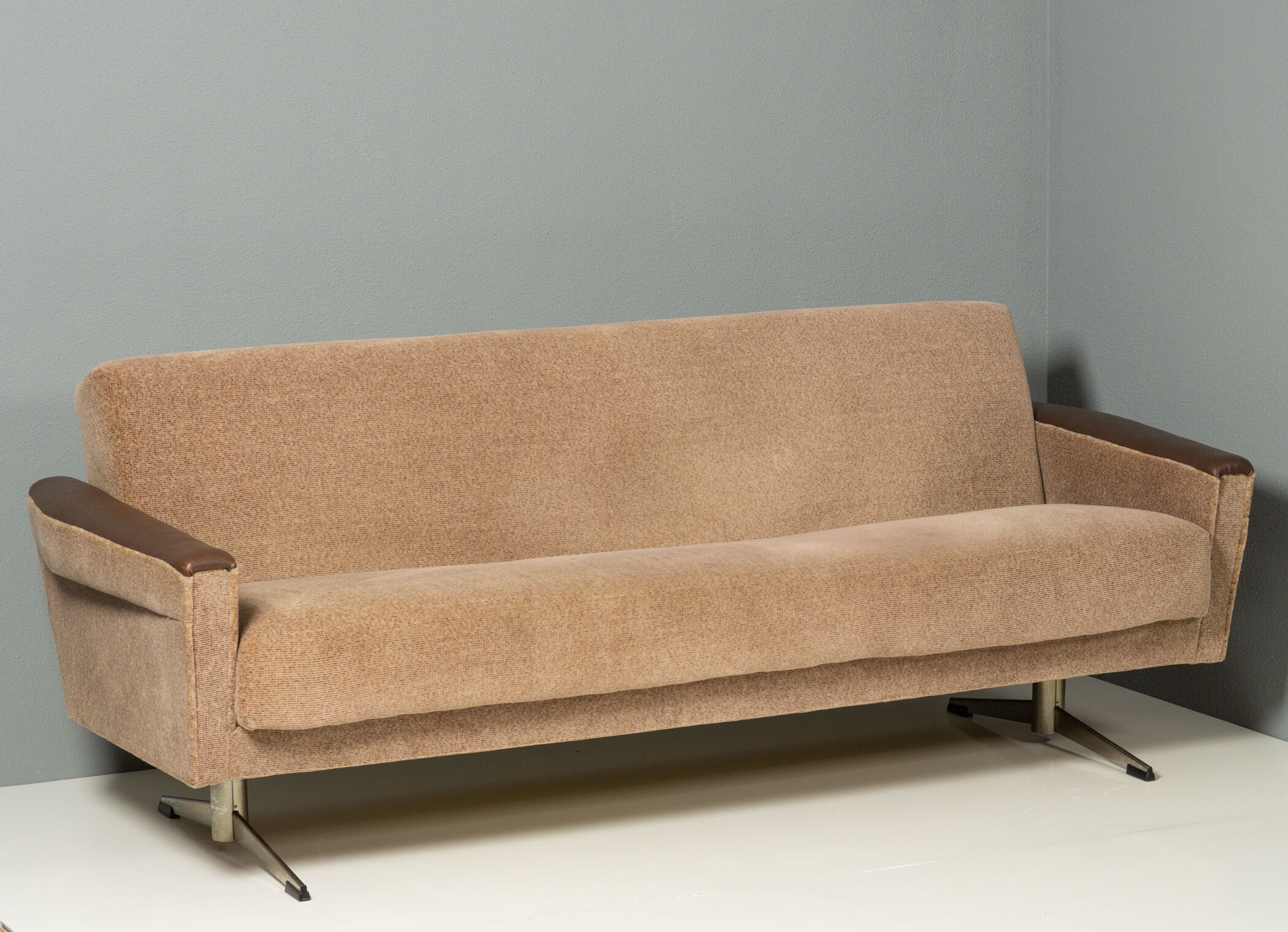 Fauteuils et canapé pivotants space age années 1970