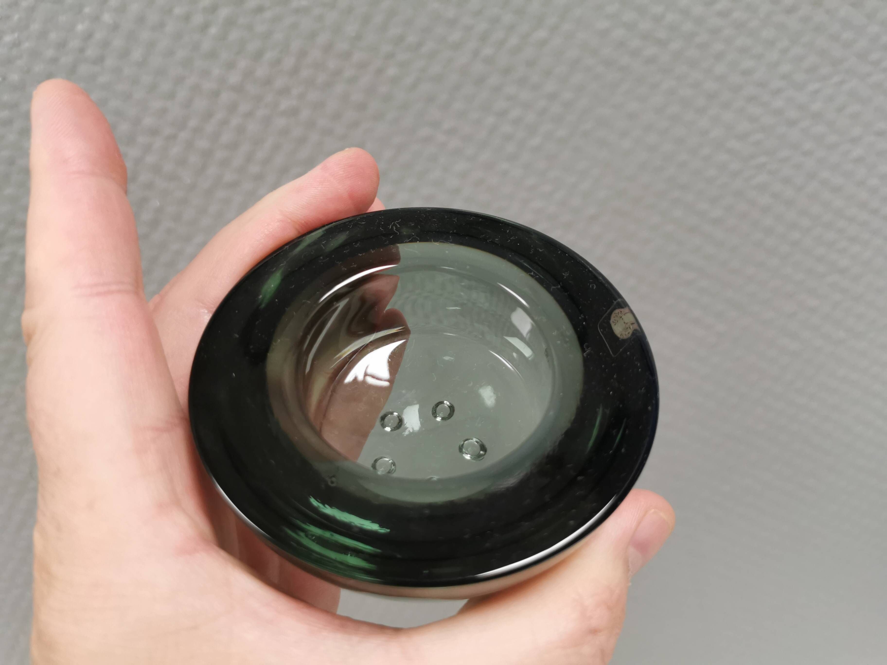 Un ensemble de porte-bougies iittala en verre transparent fumé.