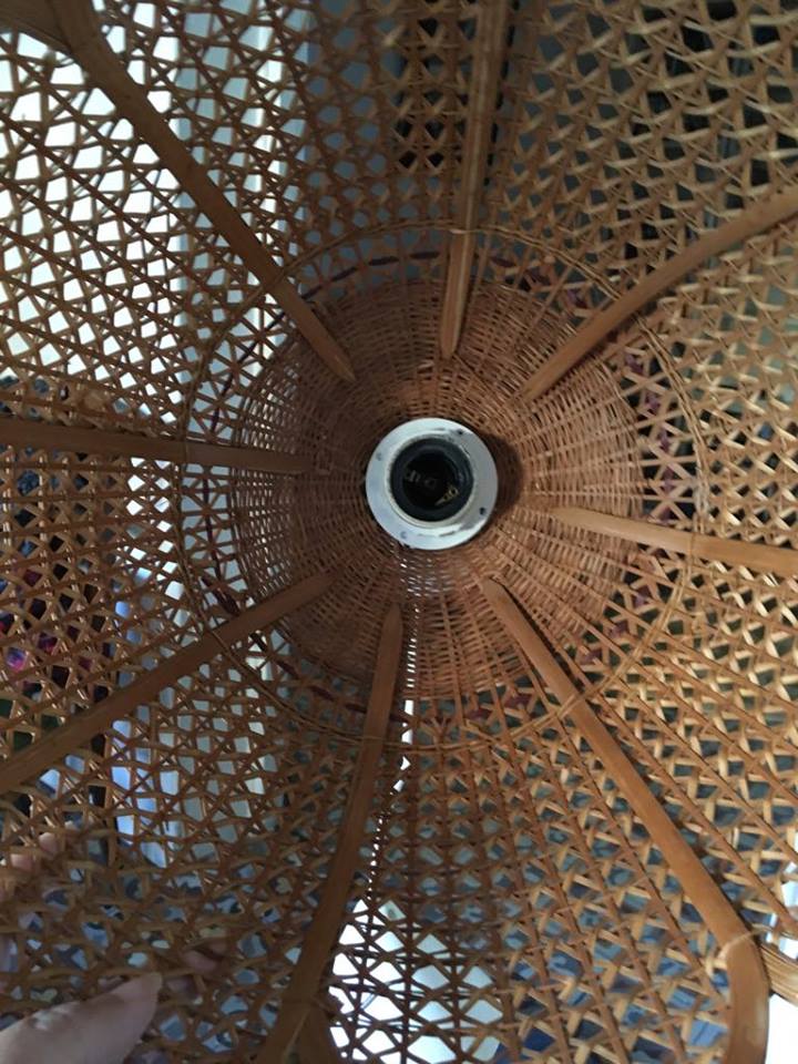 Hanging lamp in wicker woven in the shape of a flower