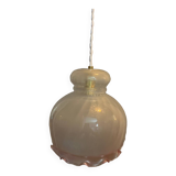 Suspension en verre voilé blanc liseret rose