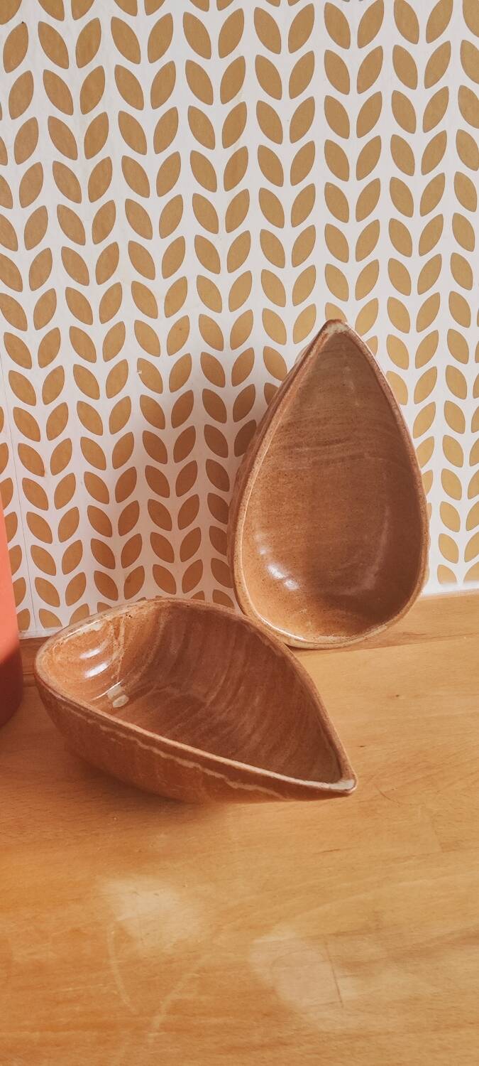 Glazed stoneware bowls for aperitifs or as catchalls in the shape of a walnut, signed.