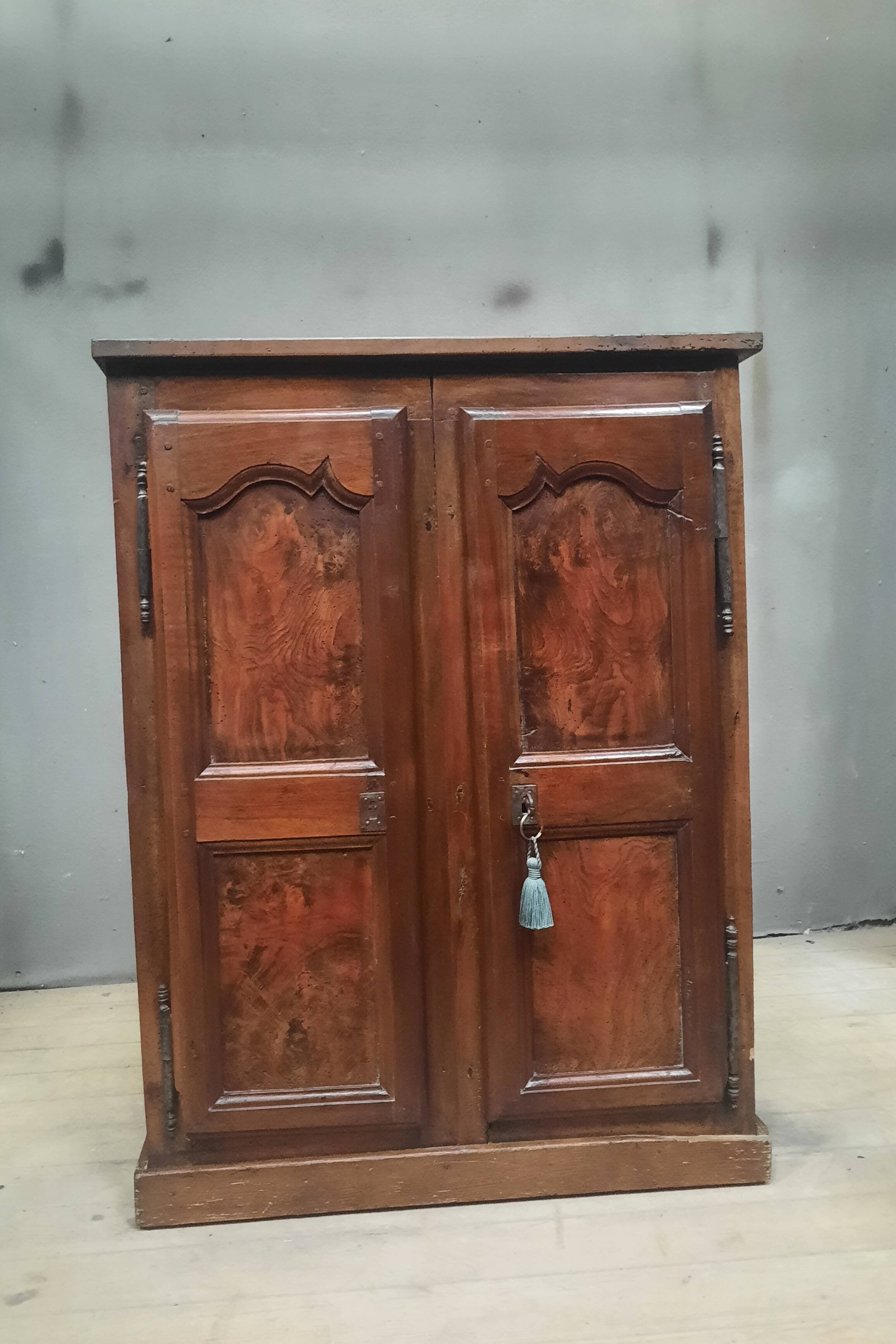 Bressane armoirette with 2 doors