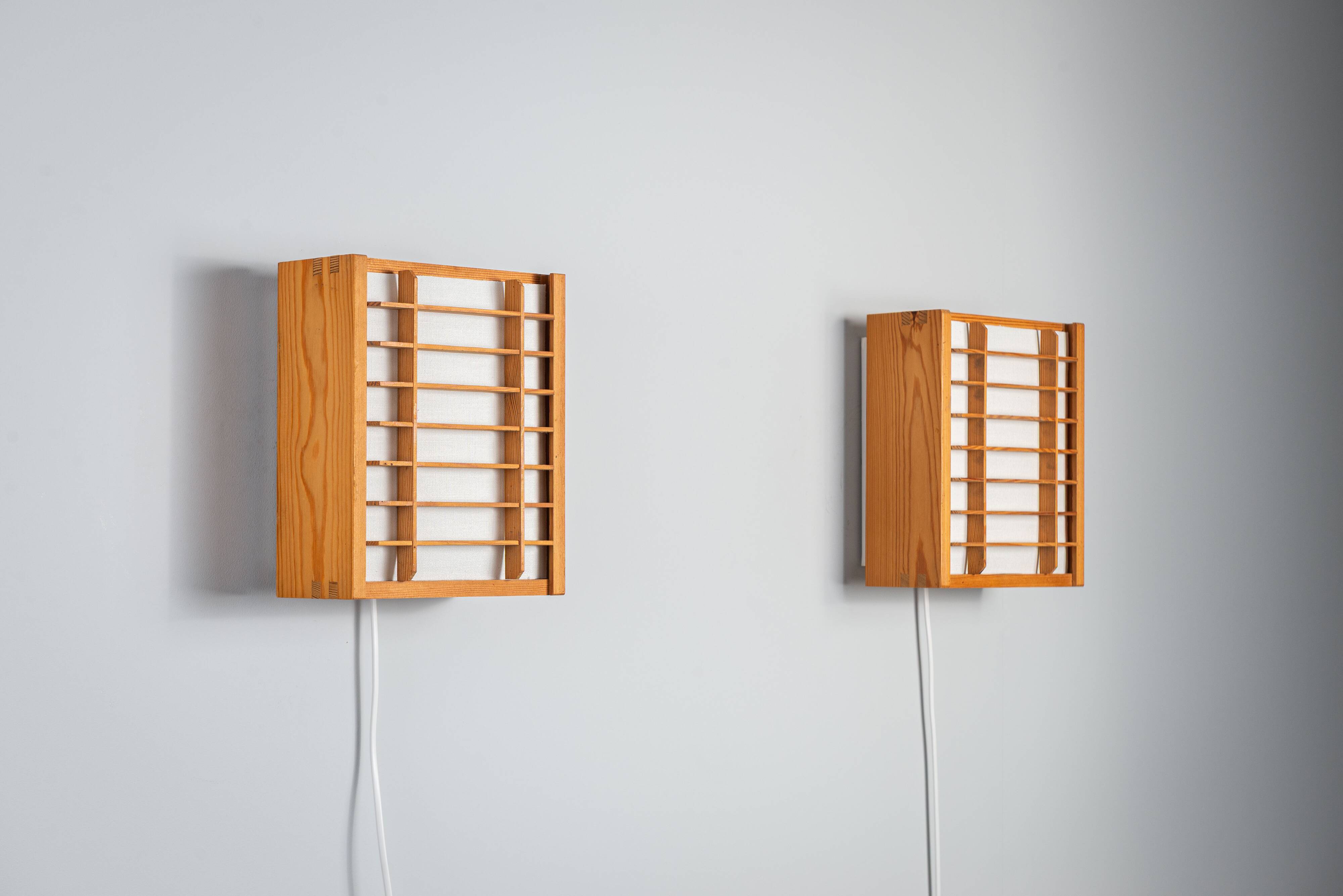 Paire de lampes murales en pin produites par Alda Sweden