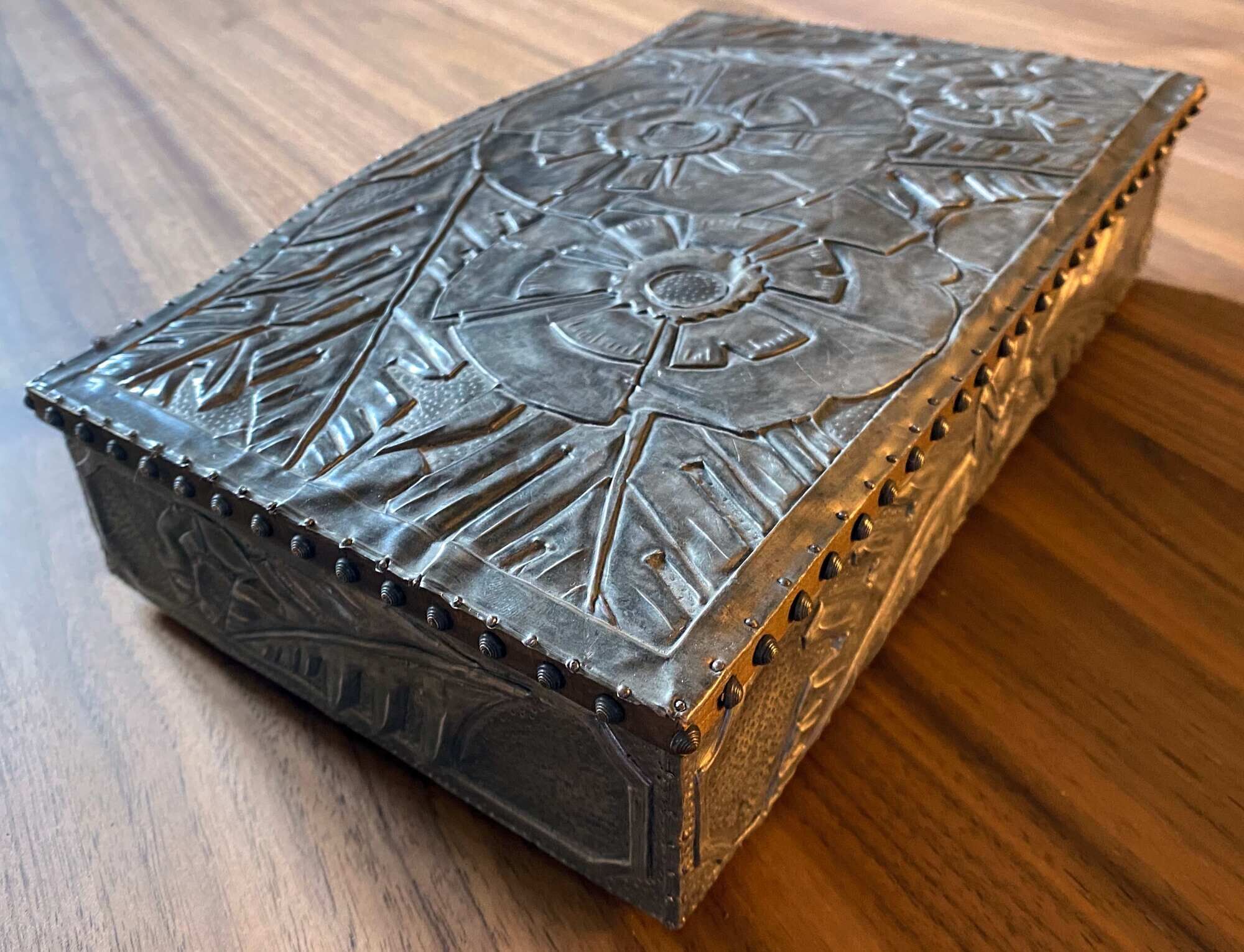 Art Deco box box (circa 1930) in zinc repoussé with Floral motifs