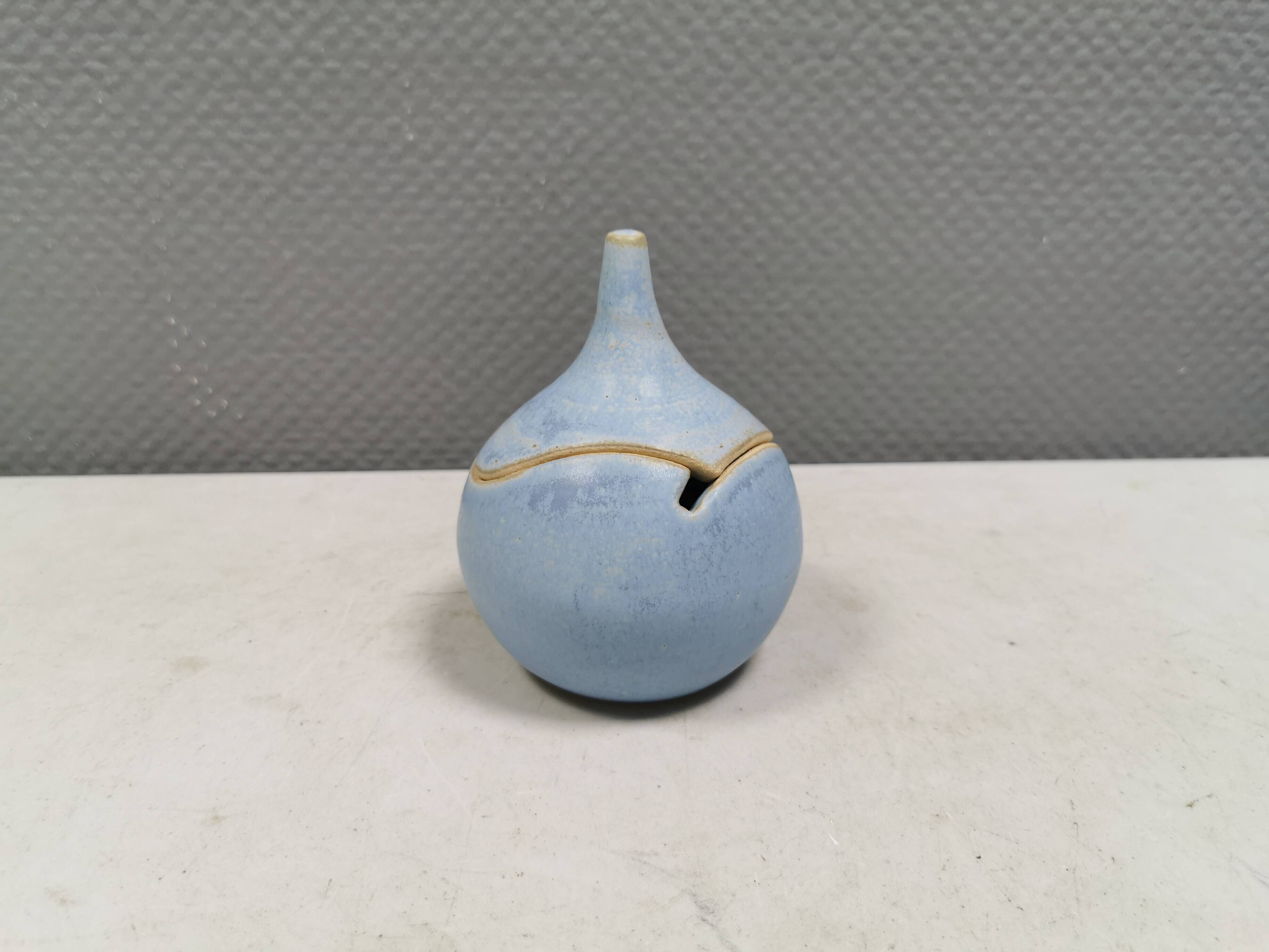 Sugar bowl/Lidded jar in ceramic, Danish from the 1980s-90s.