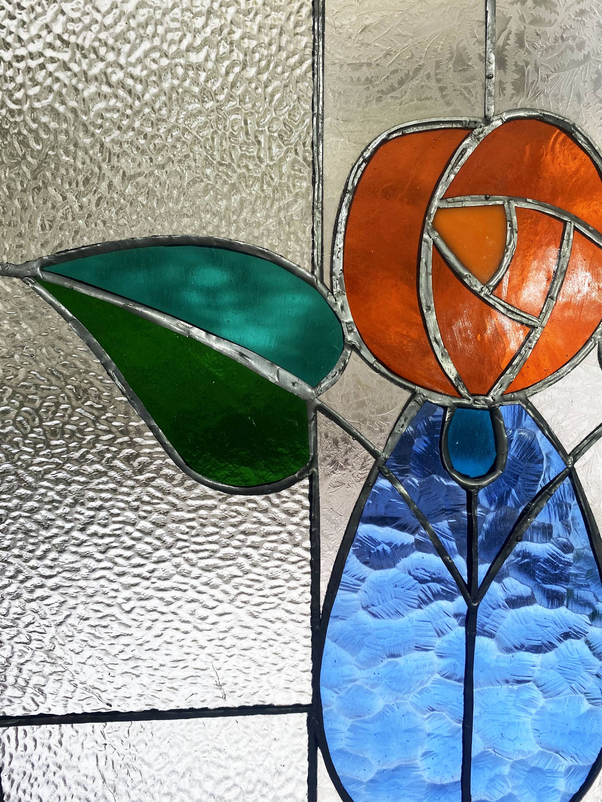 Vitrail décoratif Fleur stylisée – Verre coloré artisanal 40 × 70 cm