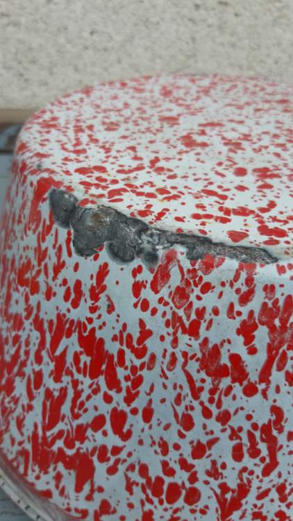 Bassine en tole emaillée rouge