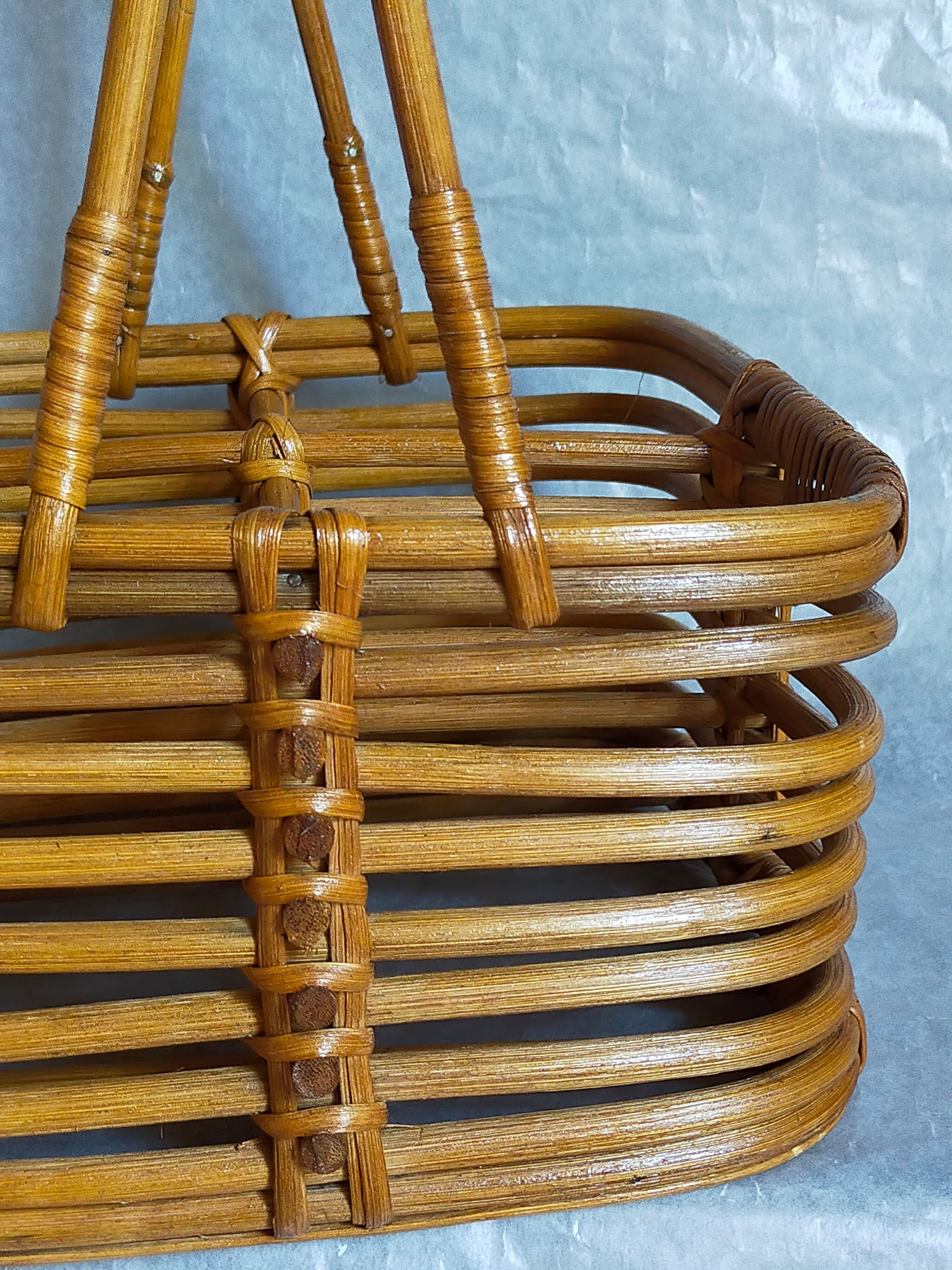 Bottle basket in vintage wicker 60s