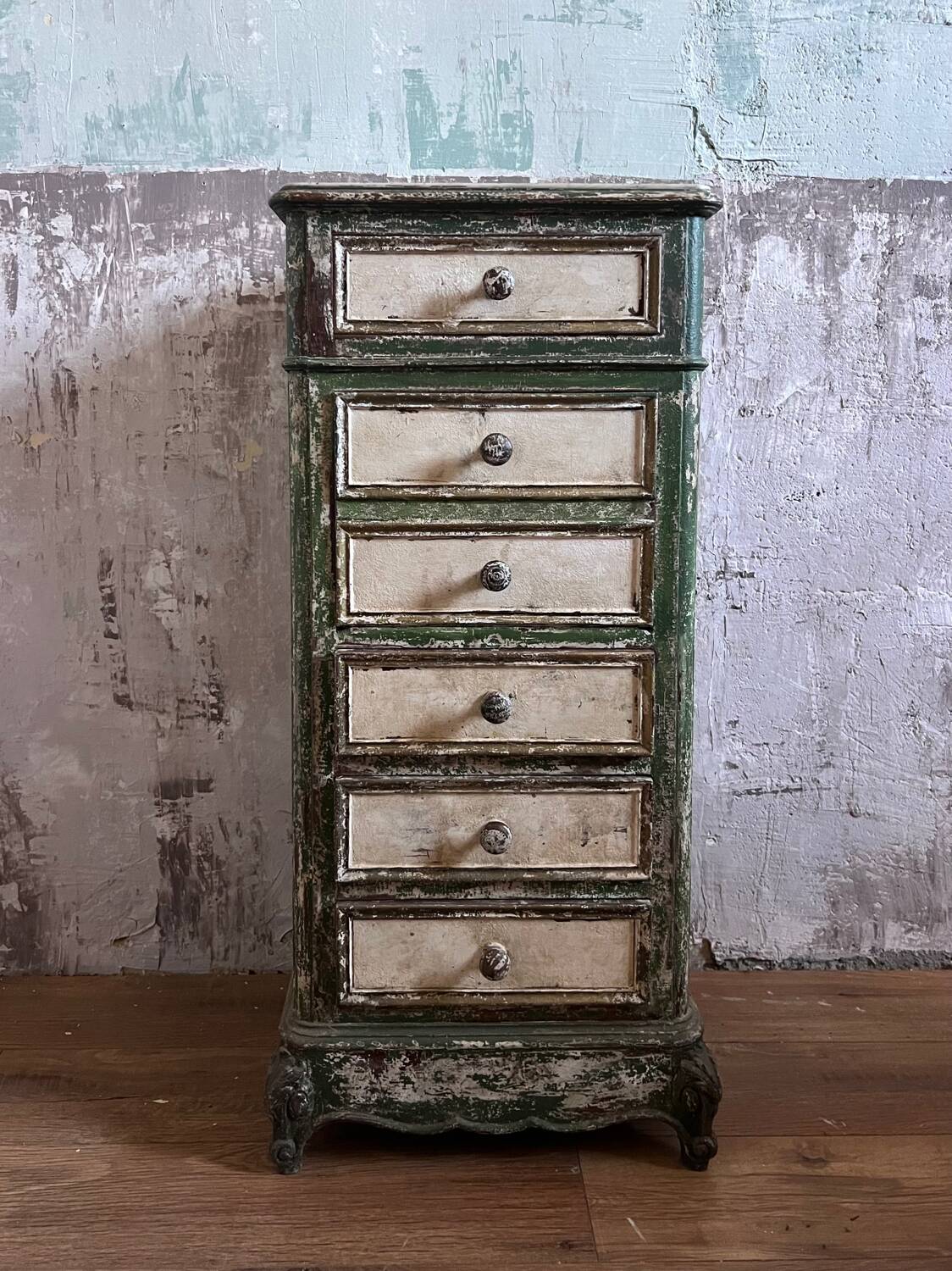 Chiffonnier ancien en bois patiné vert