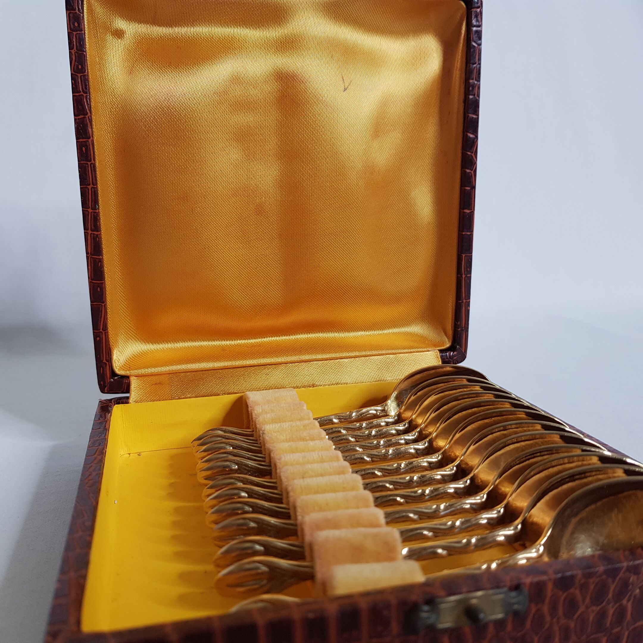 Set of 12 mocha spoons in golden metal with vegetable décor and coffee bean