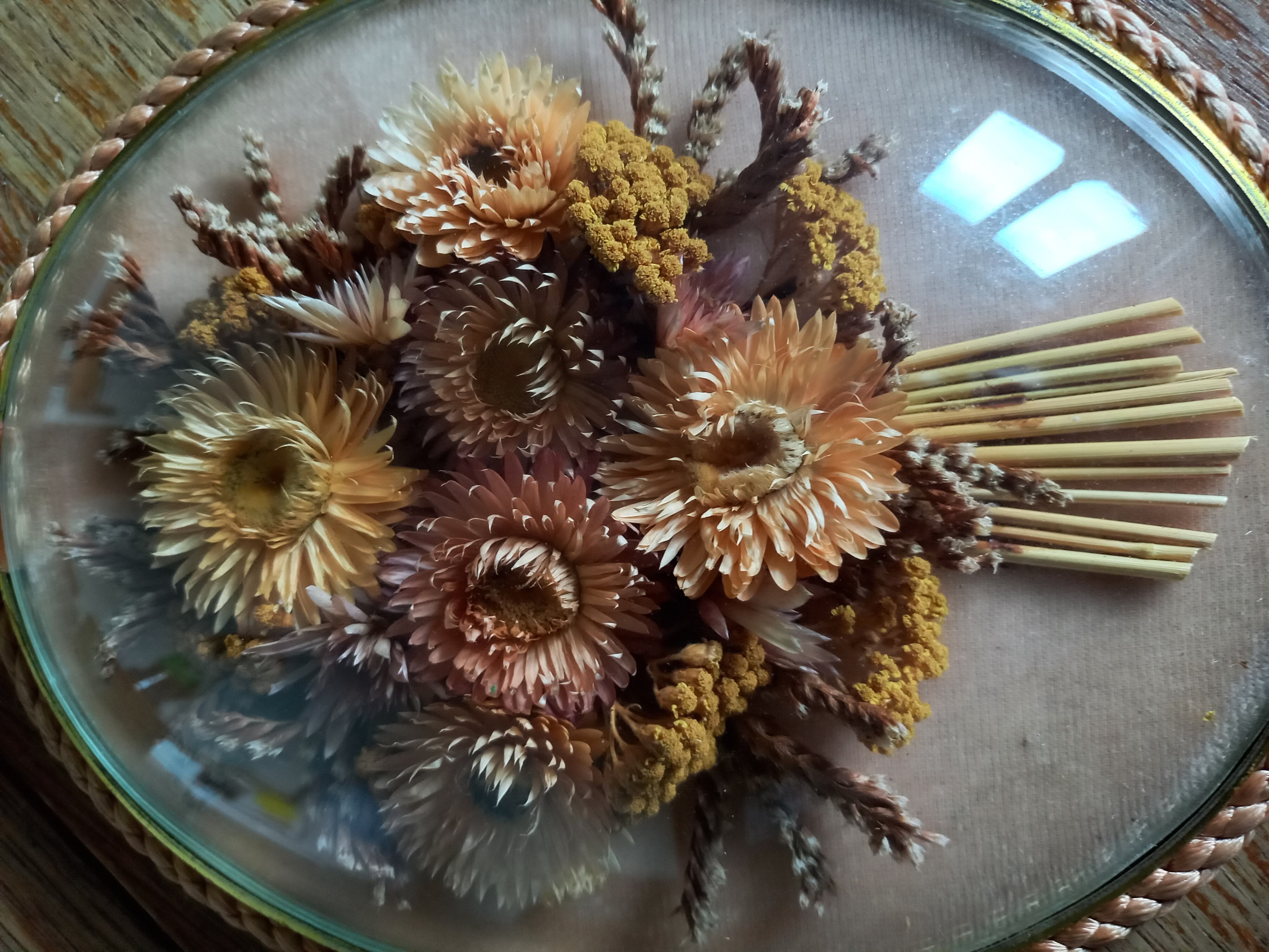 Vintage oval dried flowers frame