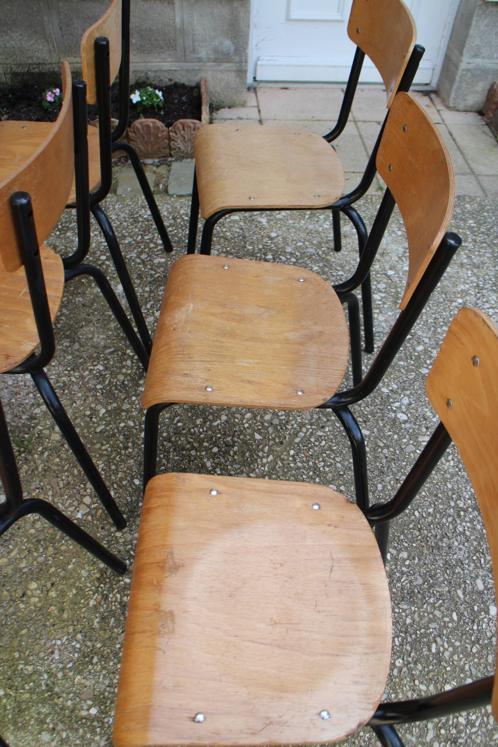 6 chaises d'école en métal noir et bois