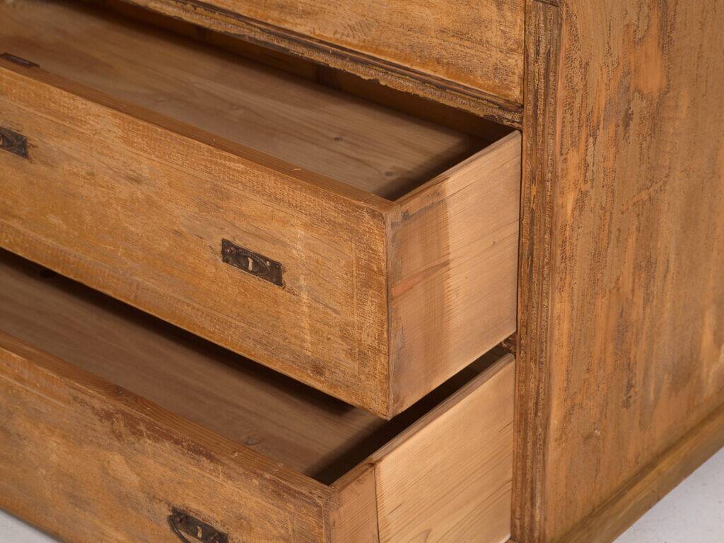 Commode ancienne en pin décapé – Meuble rustique européen primitif – circa