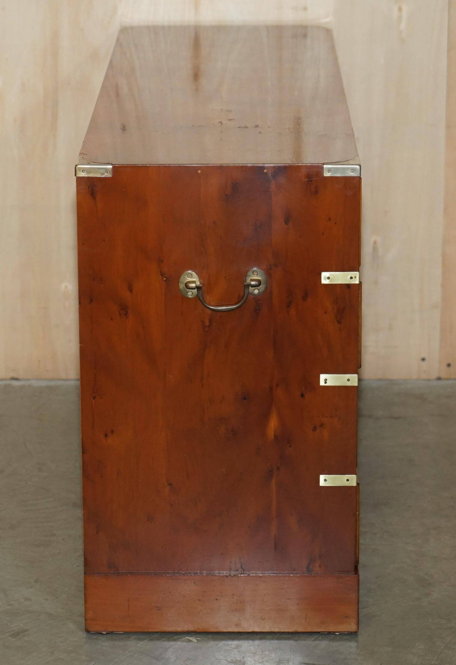 Buffet militaire vintage en bois d'if moucheté - Cabinet bar