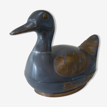 Duck empty-metal pocket