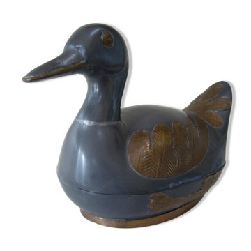 Duck empty-metal pocket