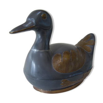 Duck empty-metal pocket