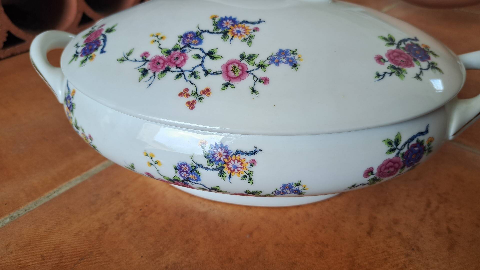 Soupière de la manufacture Michelaud Frères (M. Frères), située à Limo