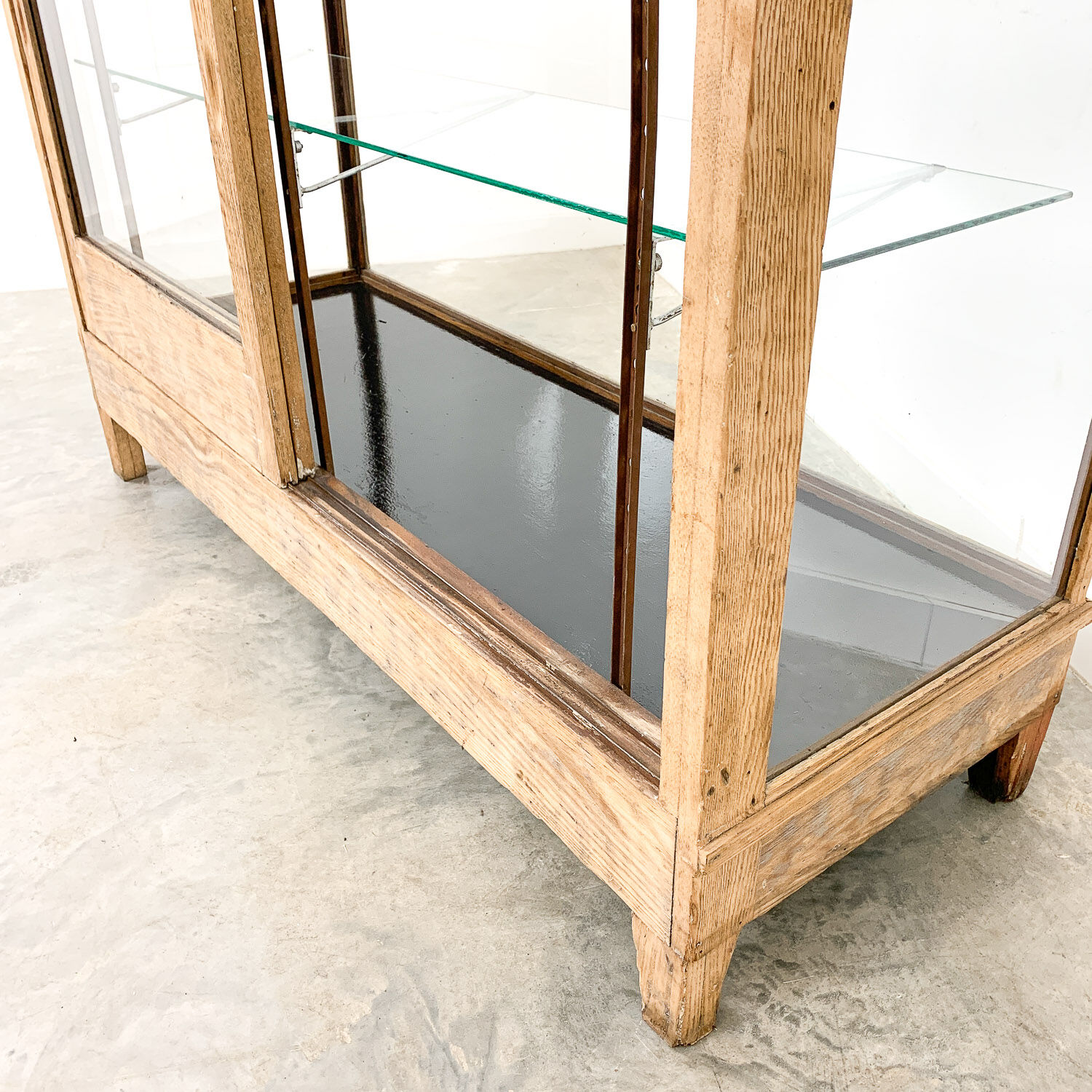 Antique shop counter vitrine