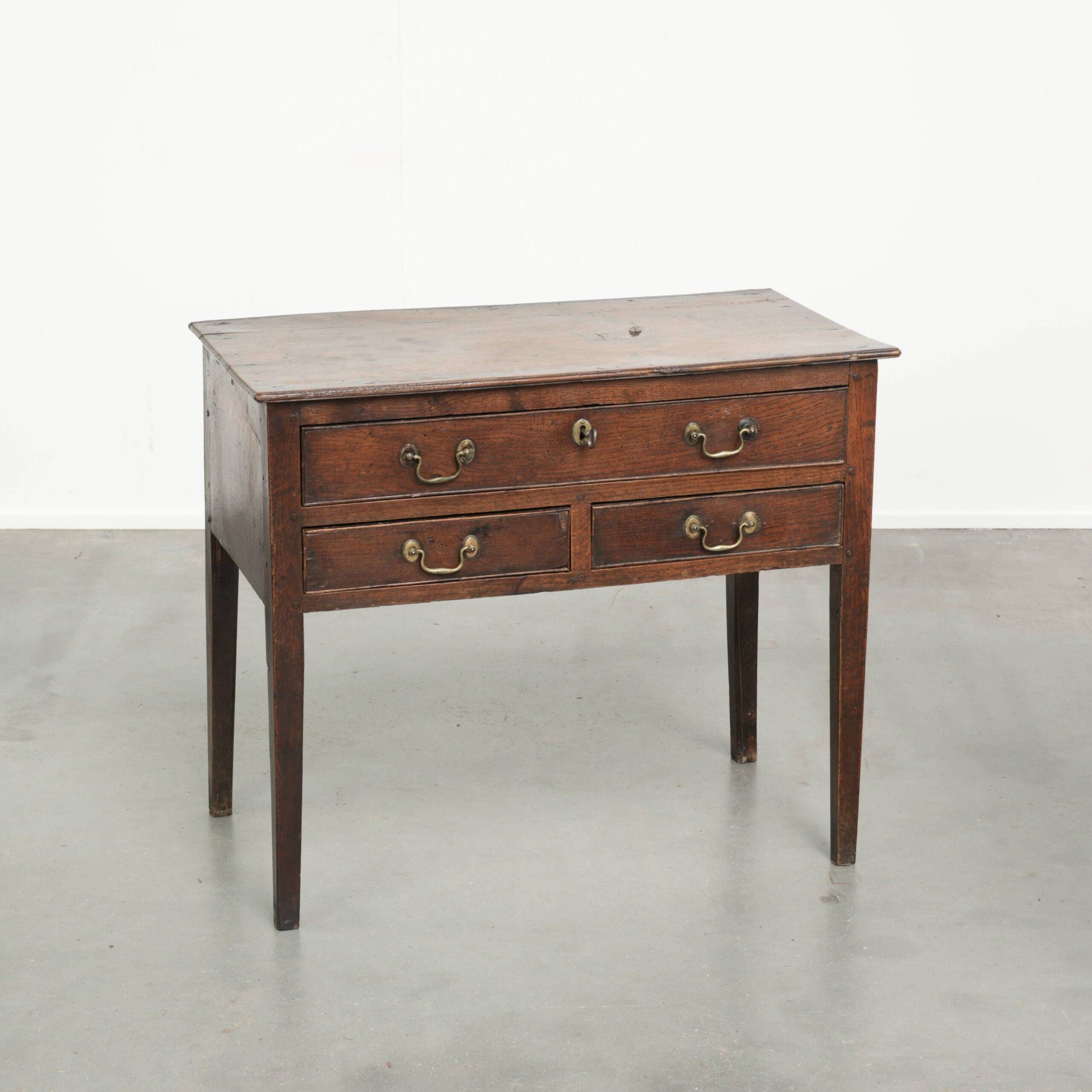 Table basse anglaise antique de style lowboy du XVIIIe siècle en chêne.