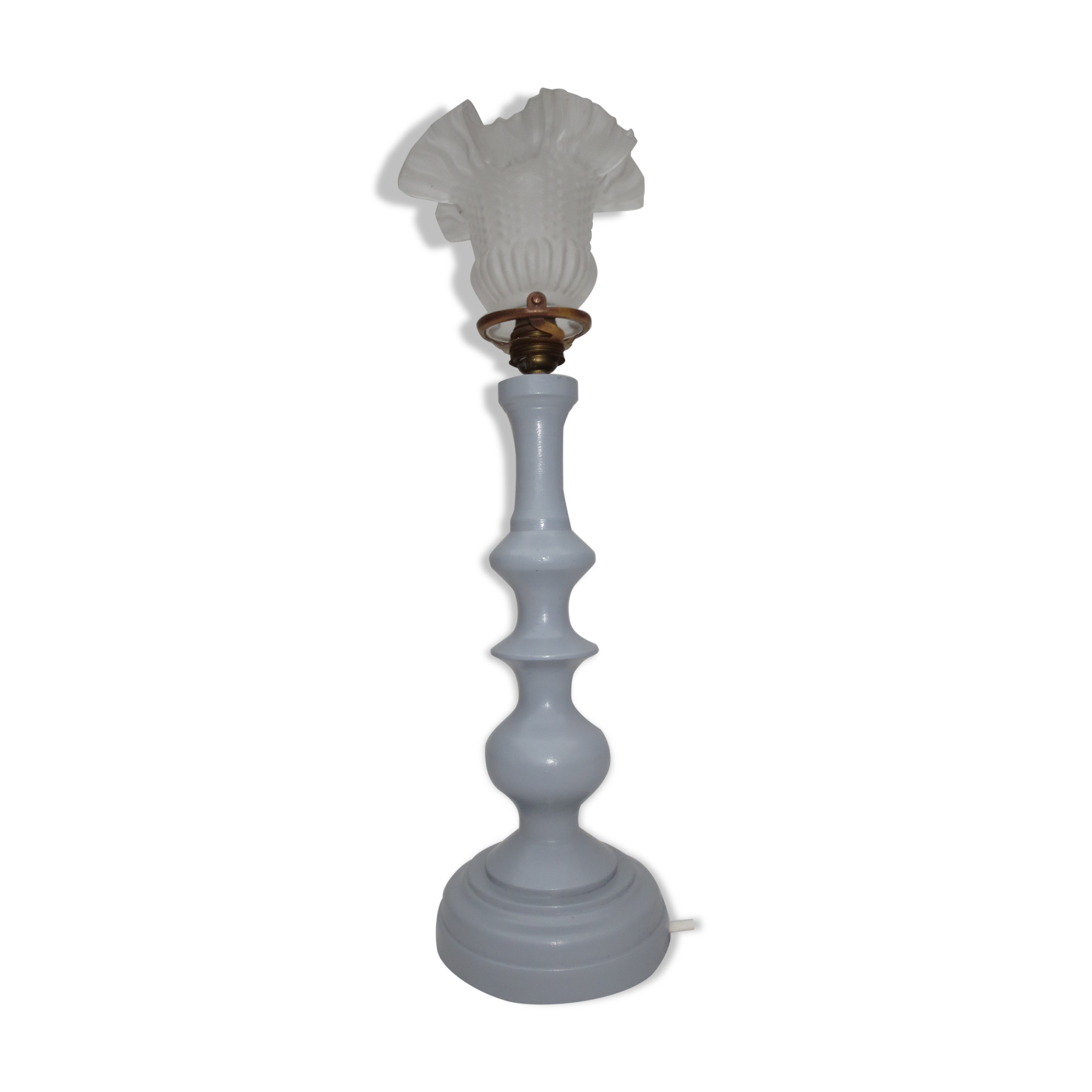 Ancienne lampe de table, pied en bois tourné gris galet et tulipe en verre