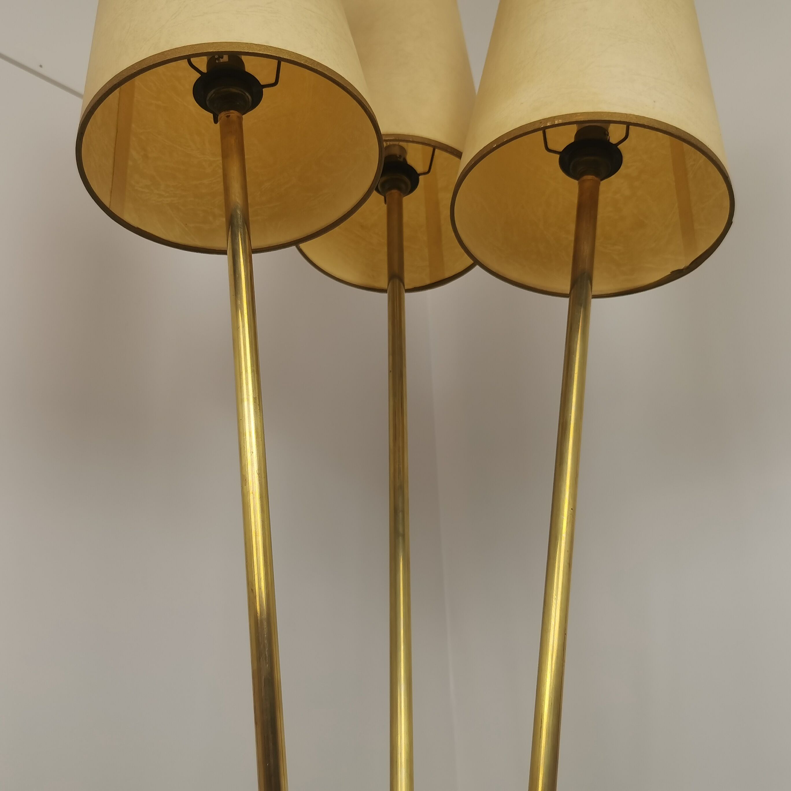 Lampadaire tripode avec tablette 60