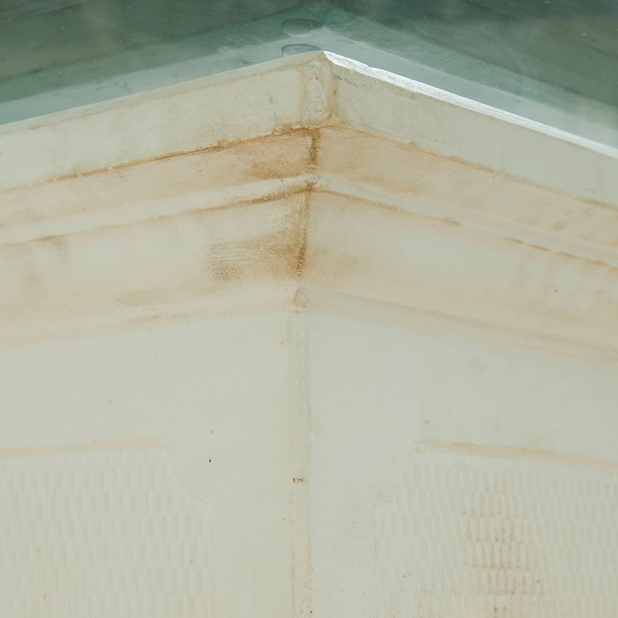 MK10238 Glass and concrete coffee table