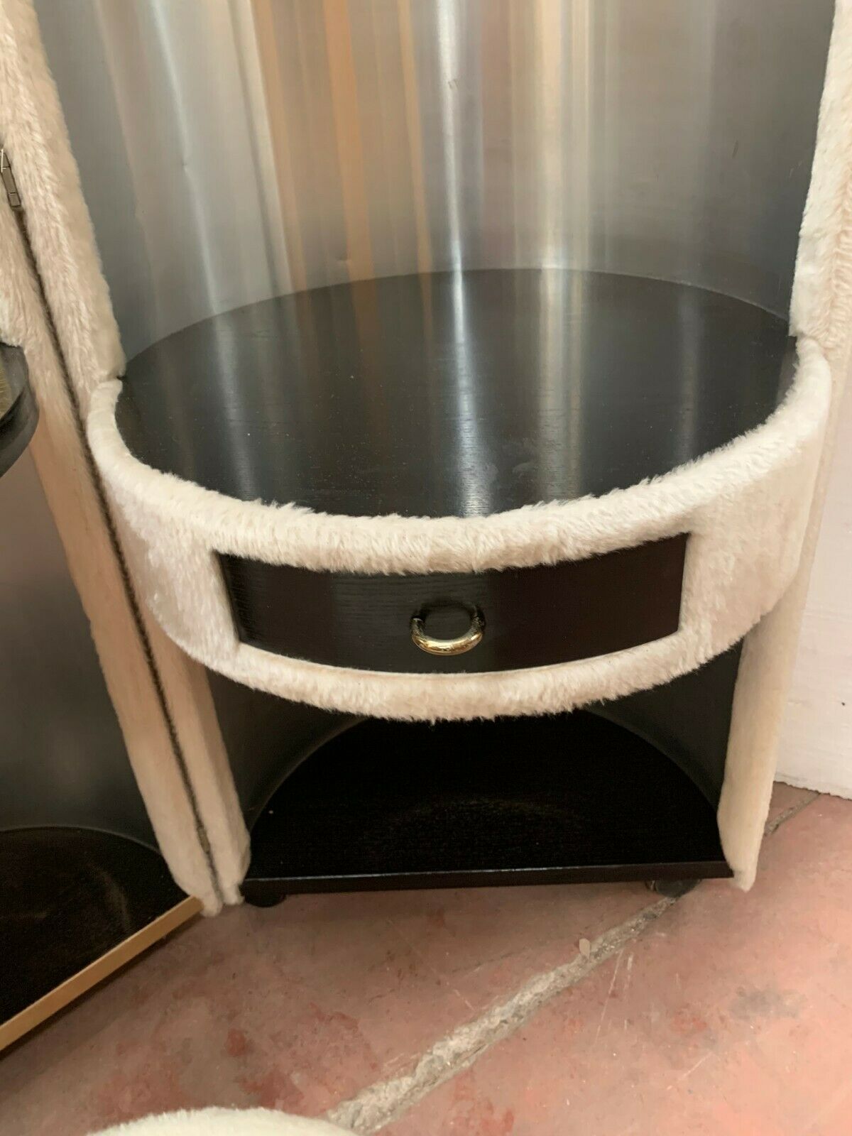 Coiffeuse ronde et son pouf en velours beige des années 70