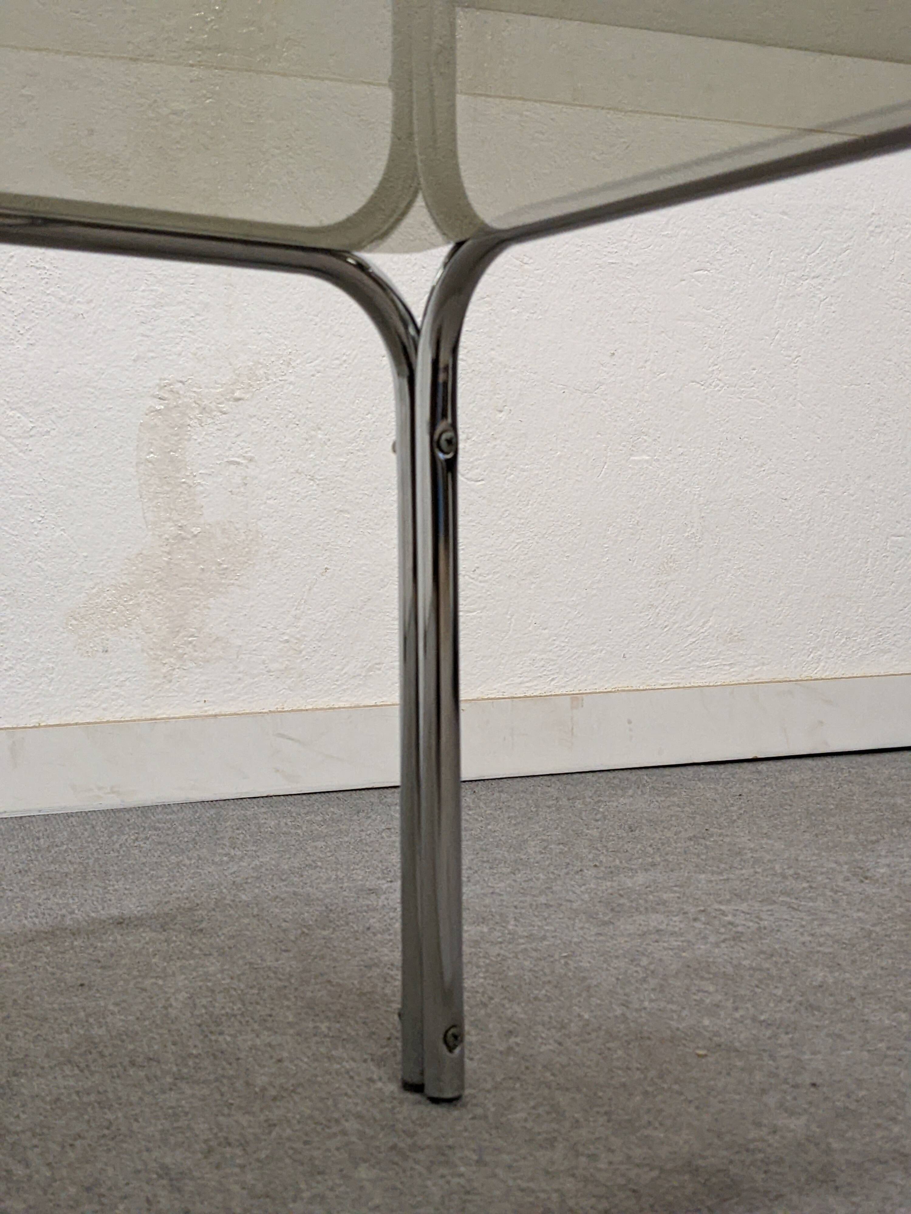 Table basse en métal chromé et verre fumé des années 70/80