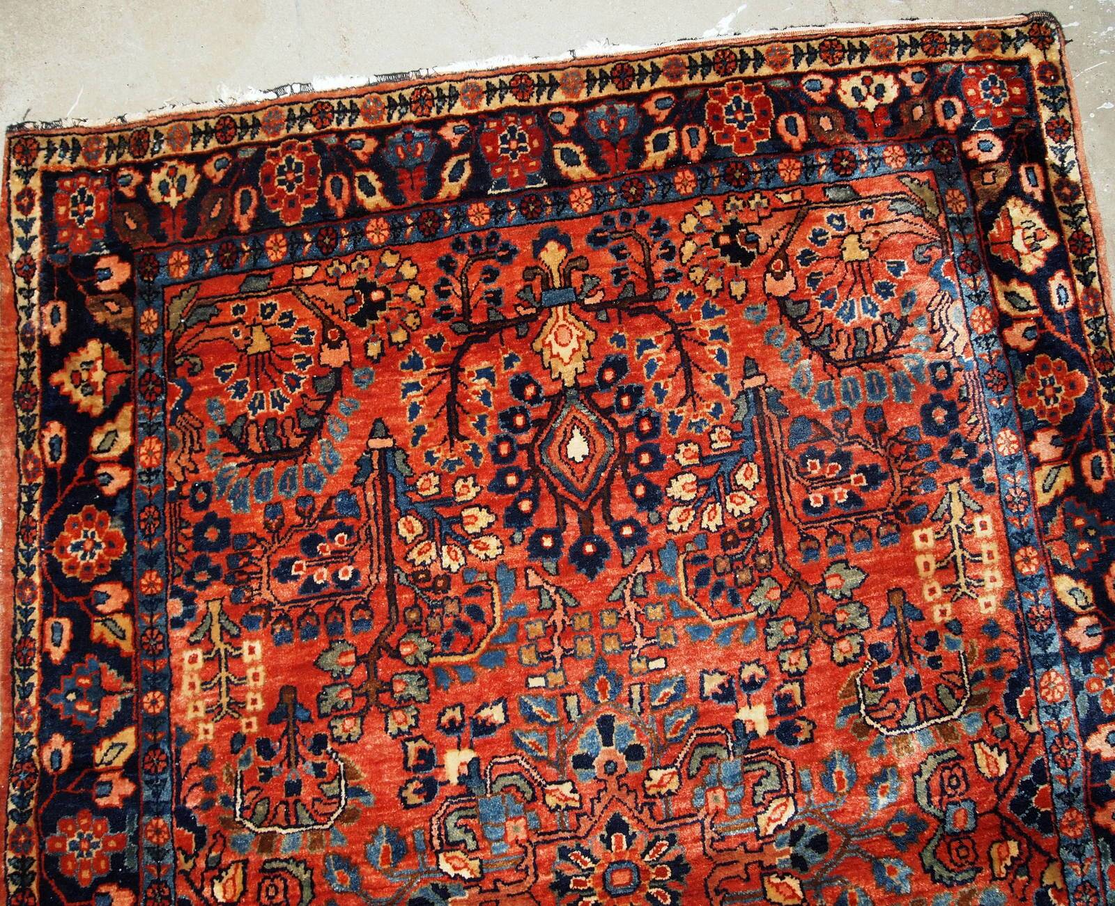 Handmade antique Persian Sarouk rug 3.4' x 5.3' (103cm x 161cm) 1920s - 1B697