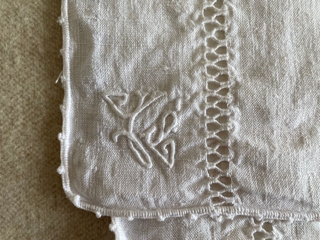 Set of 8 antique placemats embroidered and monogrammed "JS" - white - 42x35 cm - linen