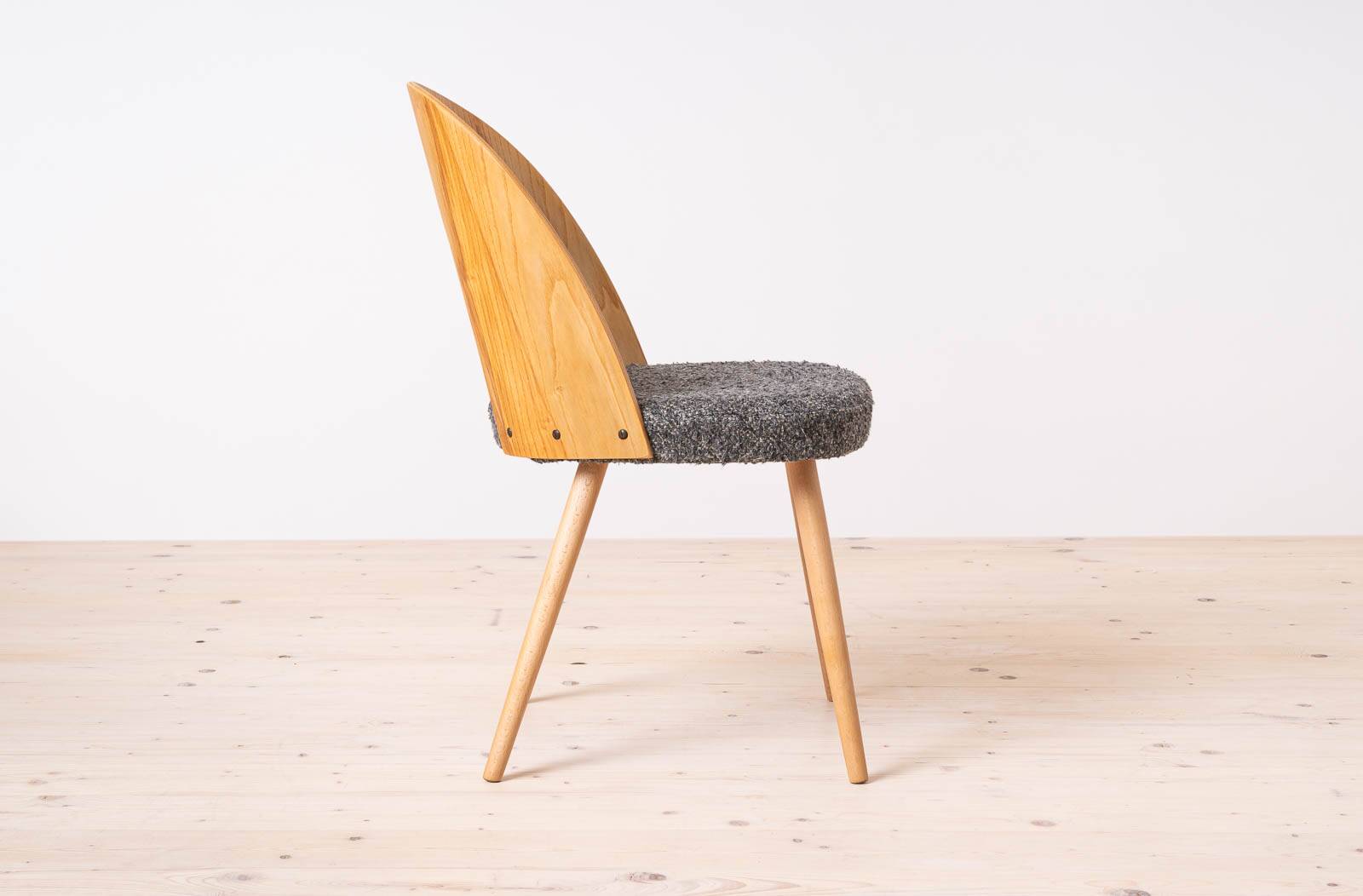 Ensemble de 4 chaises de salle à manger modernes du milieu du siècle par A. Šuman, rembourrées