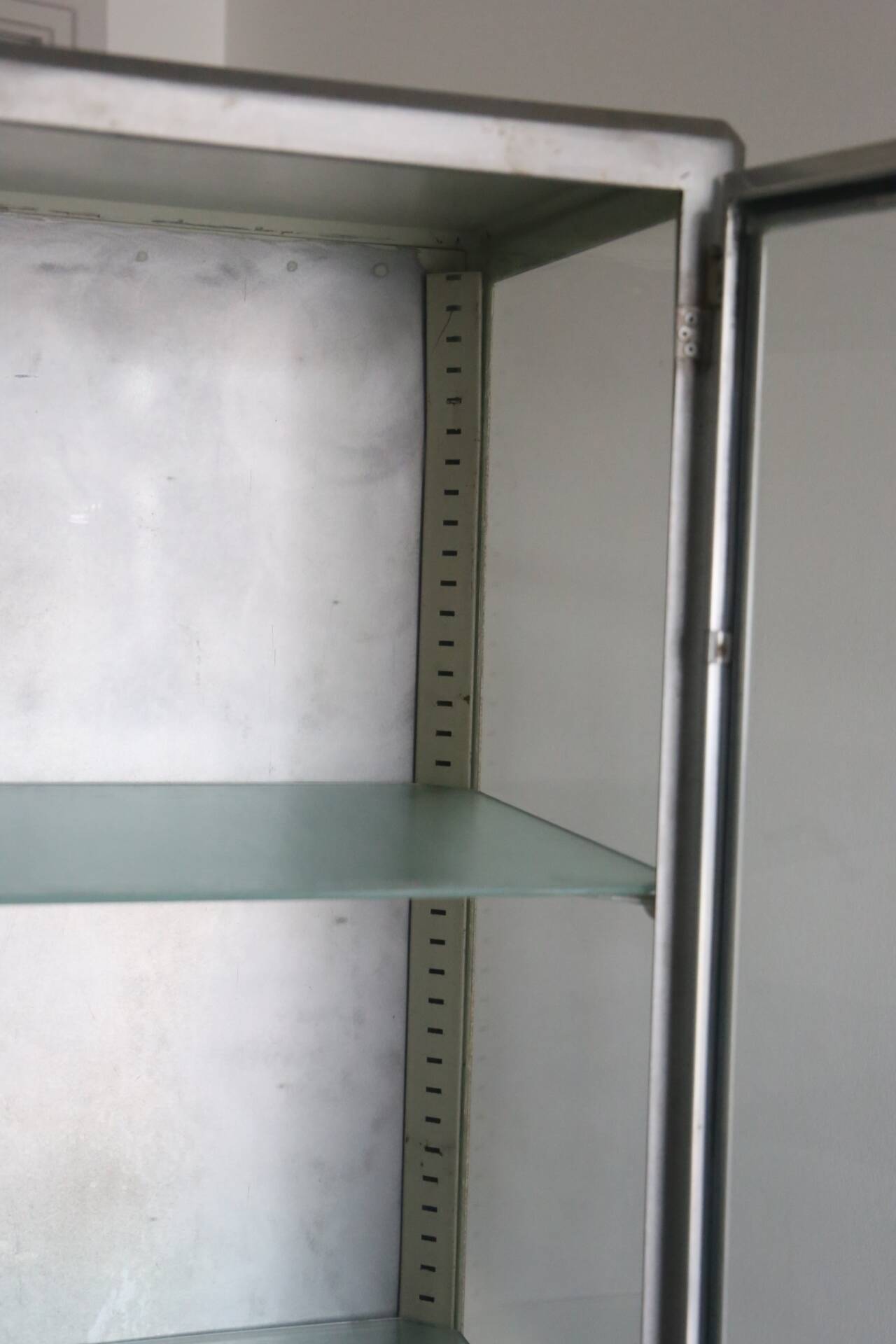 Armoire médicale ancienne 1950