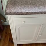 Commode rose poudré et terrazzo
