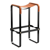 Tabouret de bar contemporain en métal fumé noir et en cuir tabac naturel