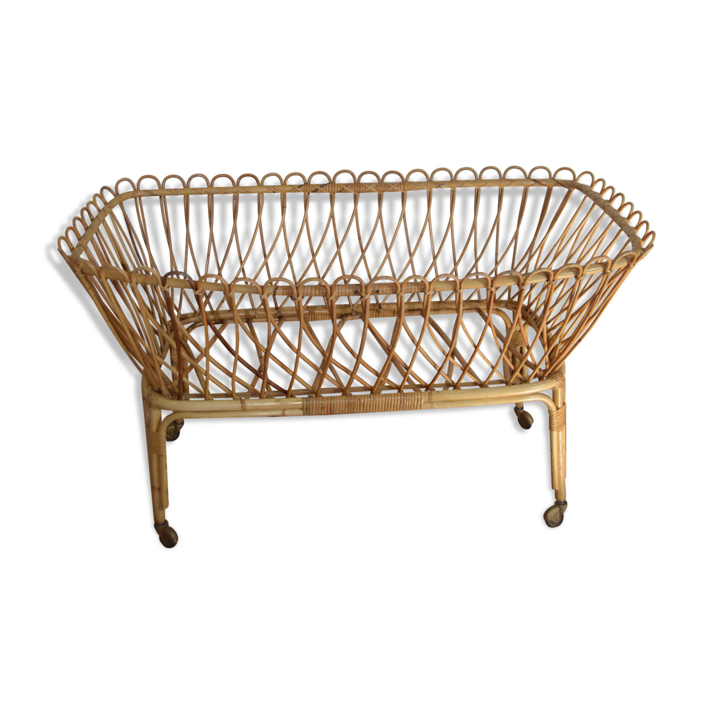 Baby vintage rattan bed