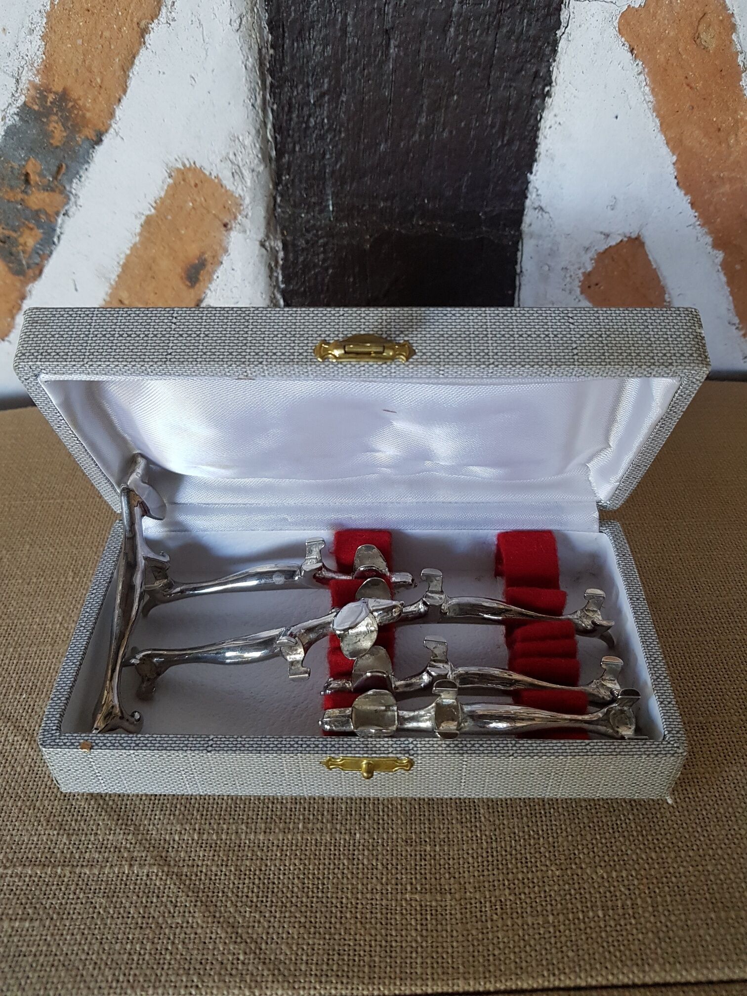 Series of 6 door metal knife dog