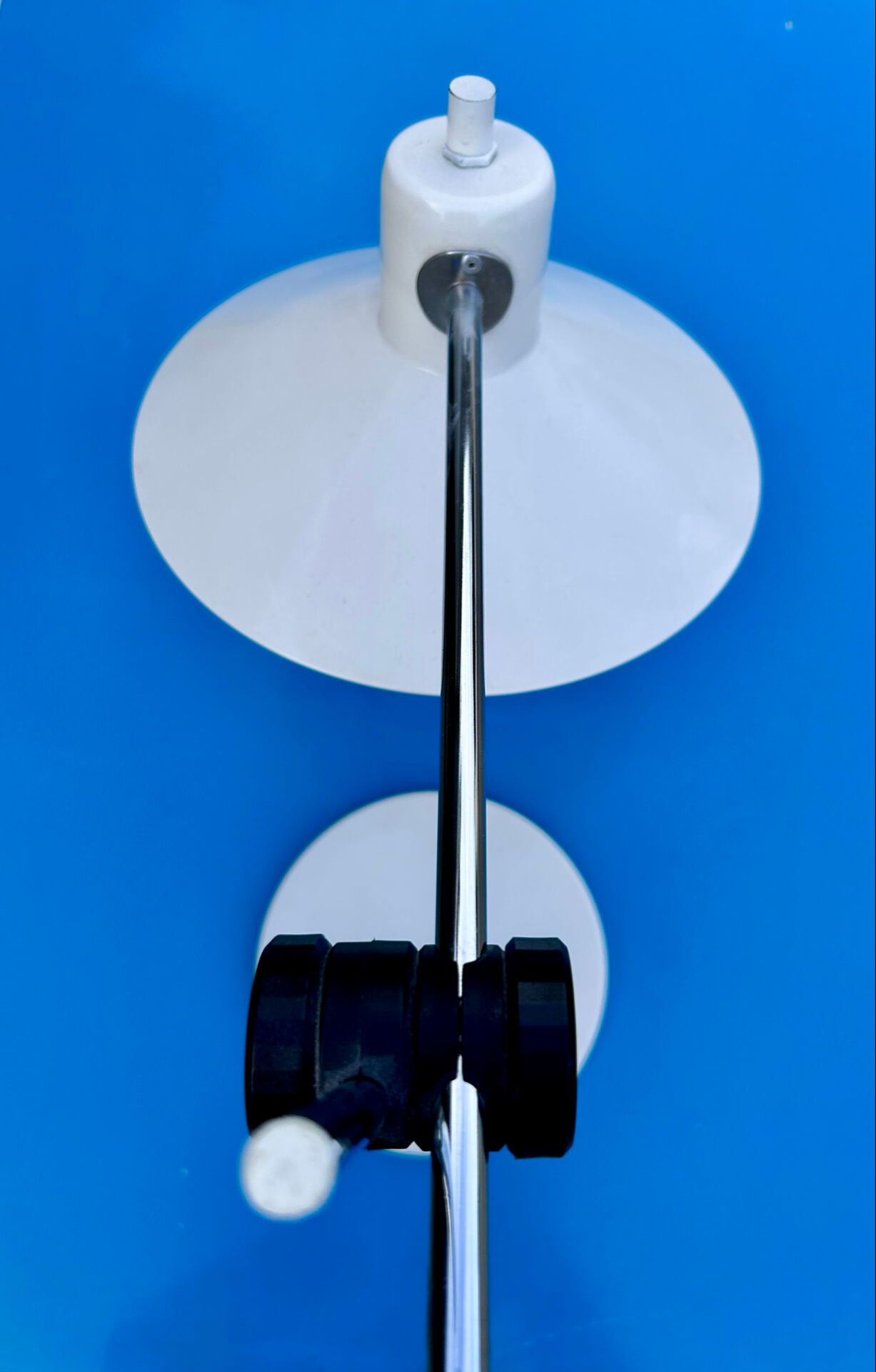 Articulated lamp in white colour.