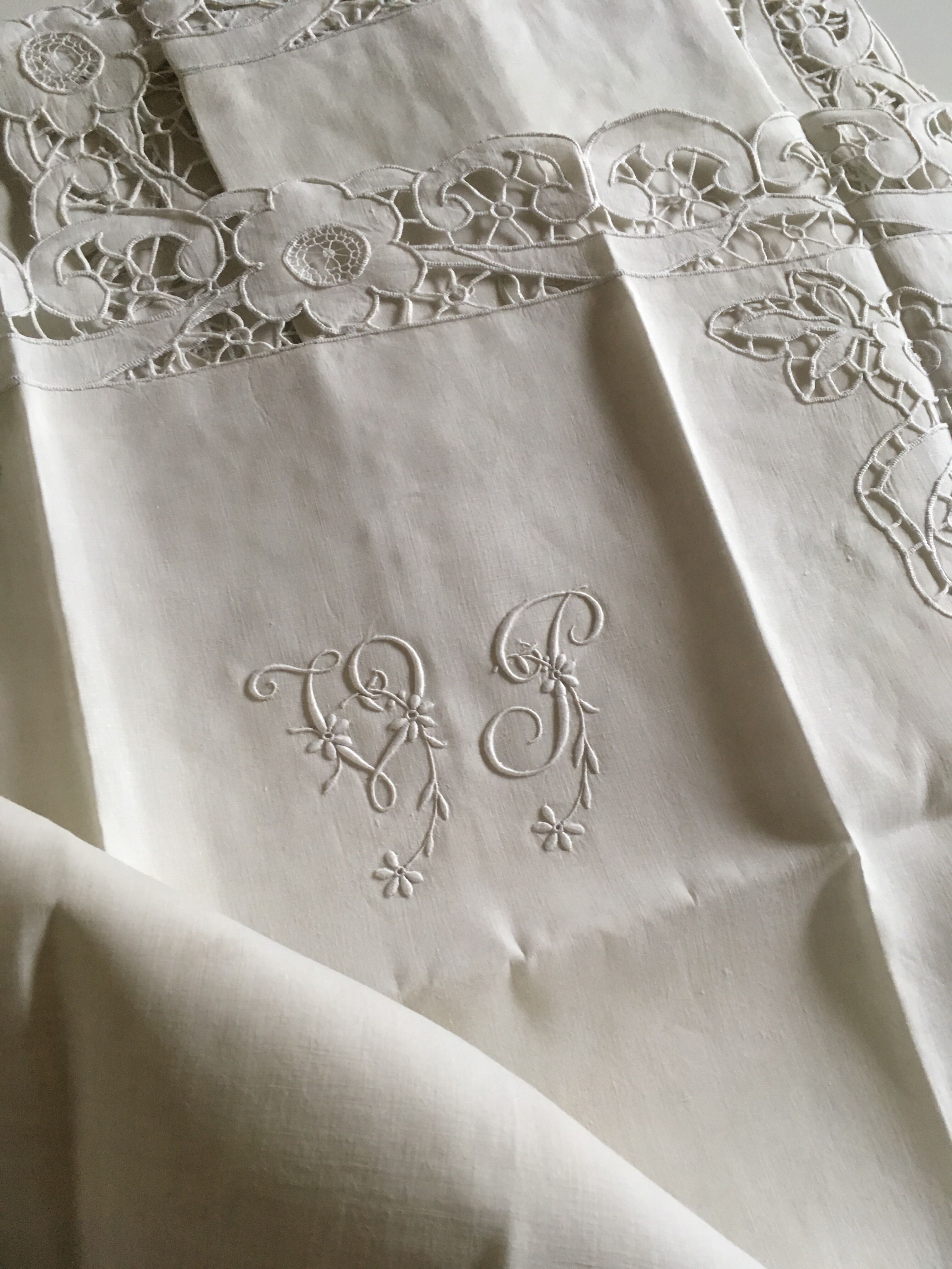 Sheet and pillowcases embroidered linen Richelieu old Castle