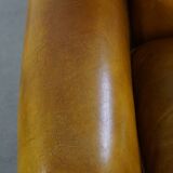Fauteuil confortable de style anglais en cuir jaune de grande taille avec une finition soignée et des clous décoratifs