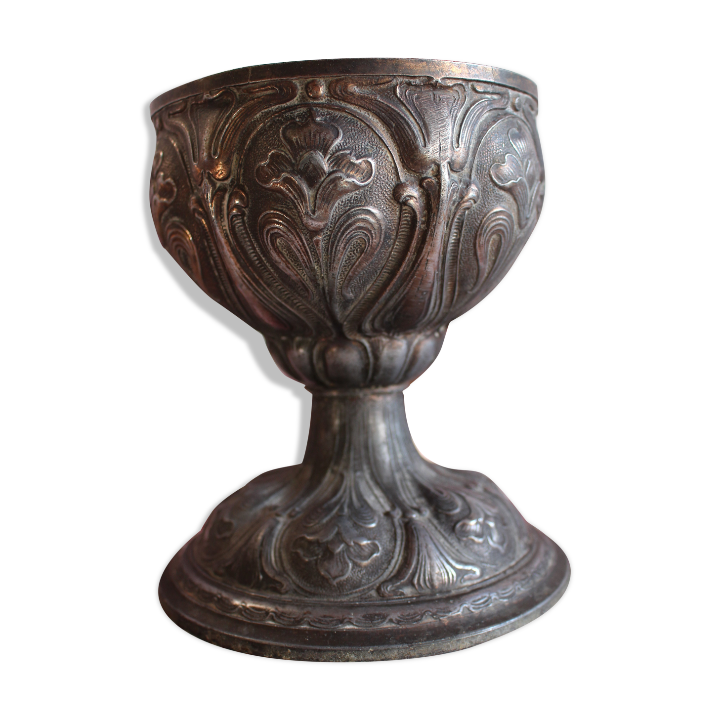 "Art Nouveau" style standing cut in regulation