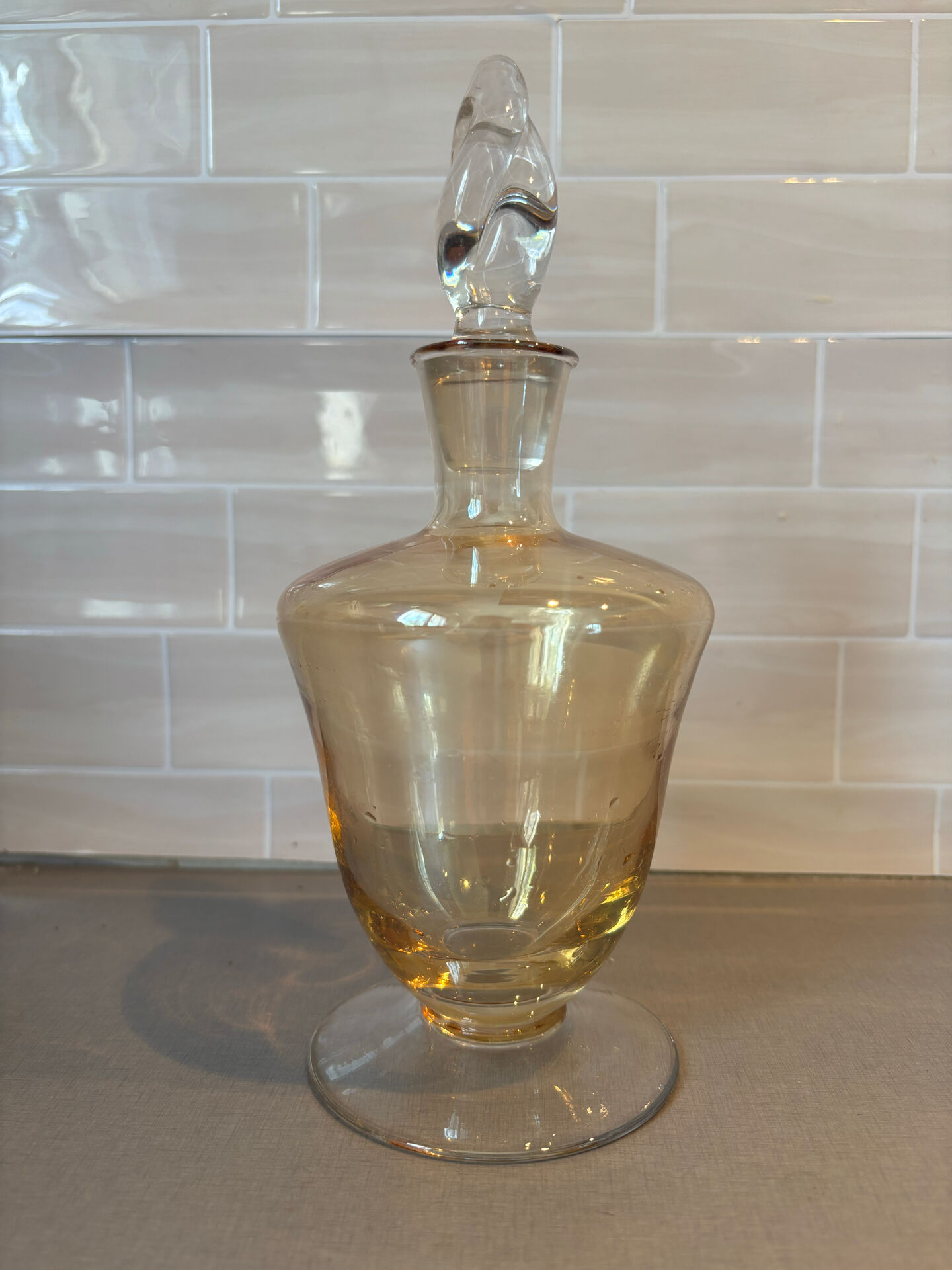 Carafe vintage en verre avec bouchon sculpté