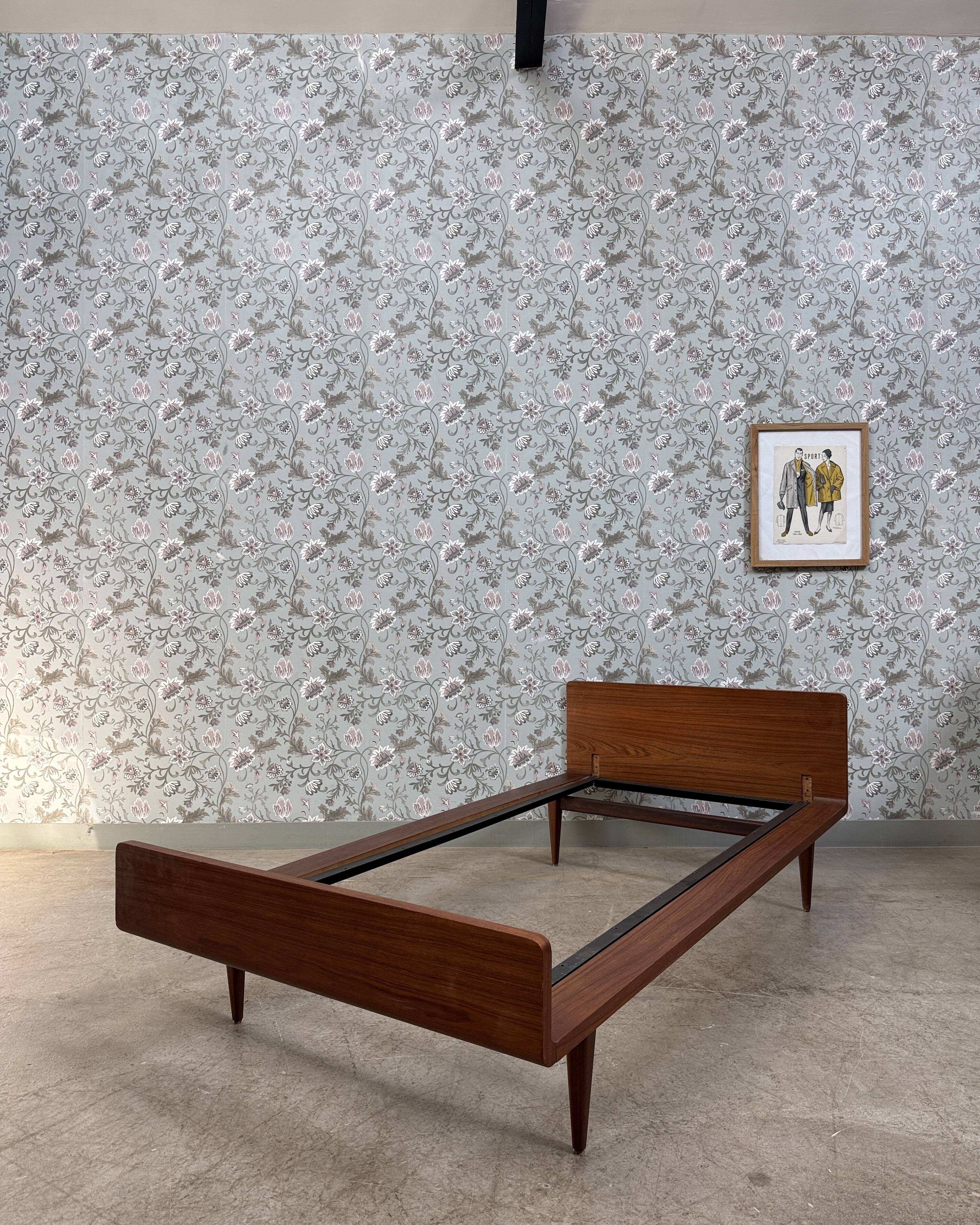Lir Scandinavian daybed in teak