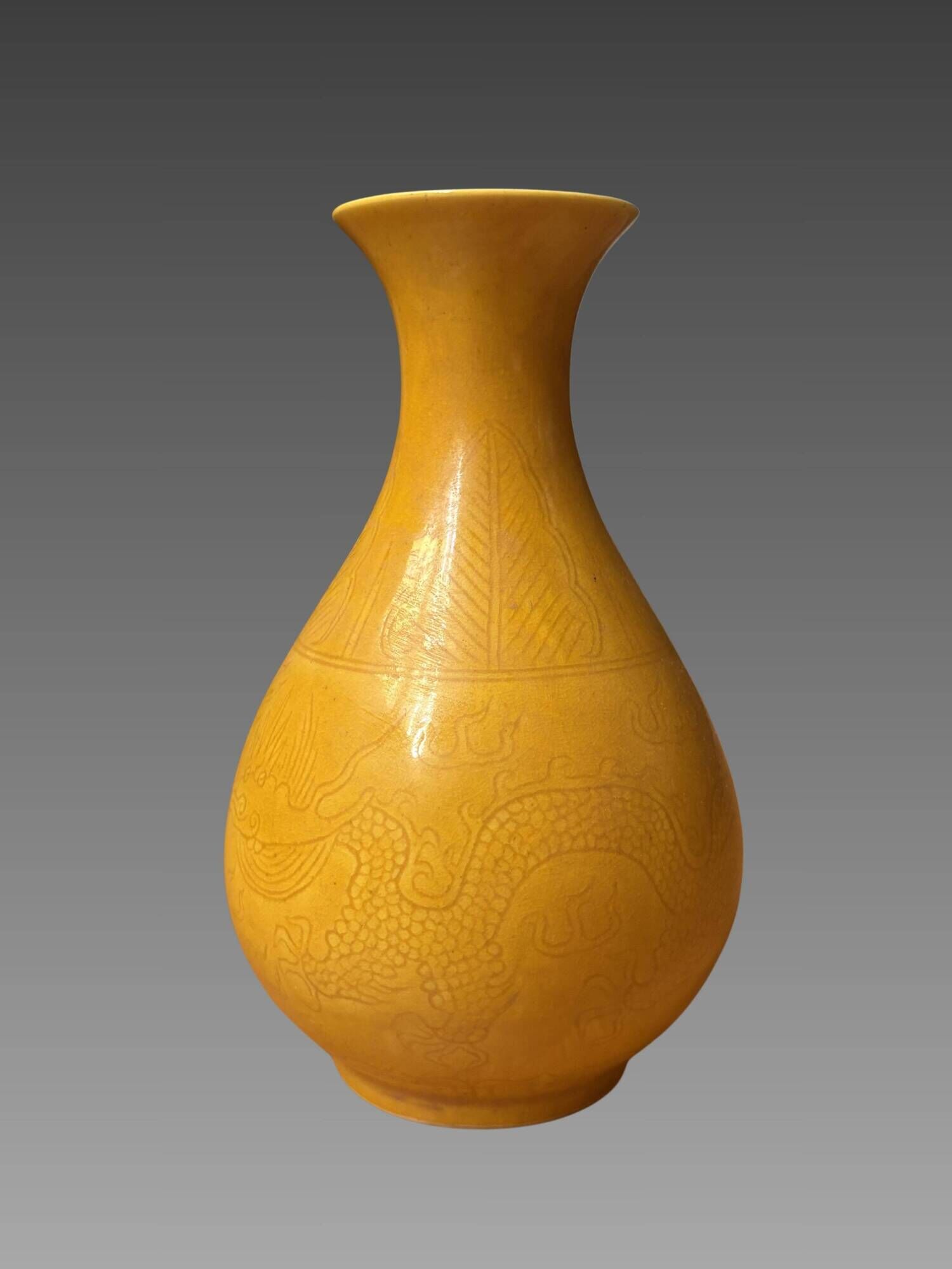 Monochrome yellow incised porcelain vase - China Qing Dynasty