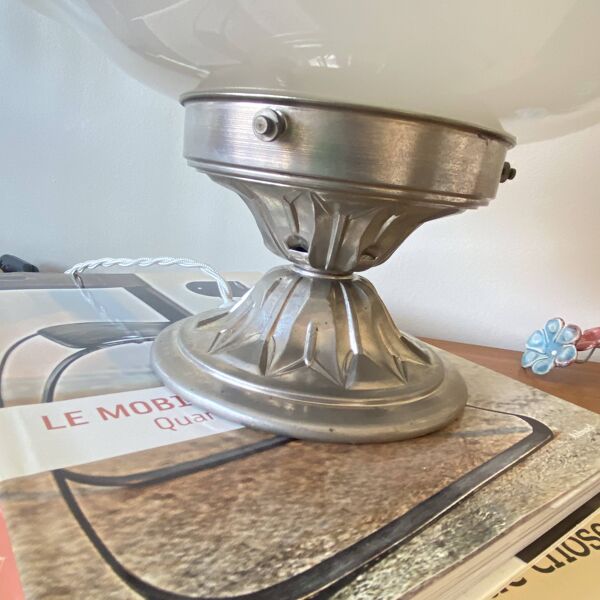 Grande lampe vintage globe en verre opaline blanc et laiton chromé