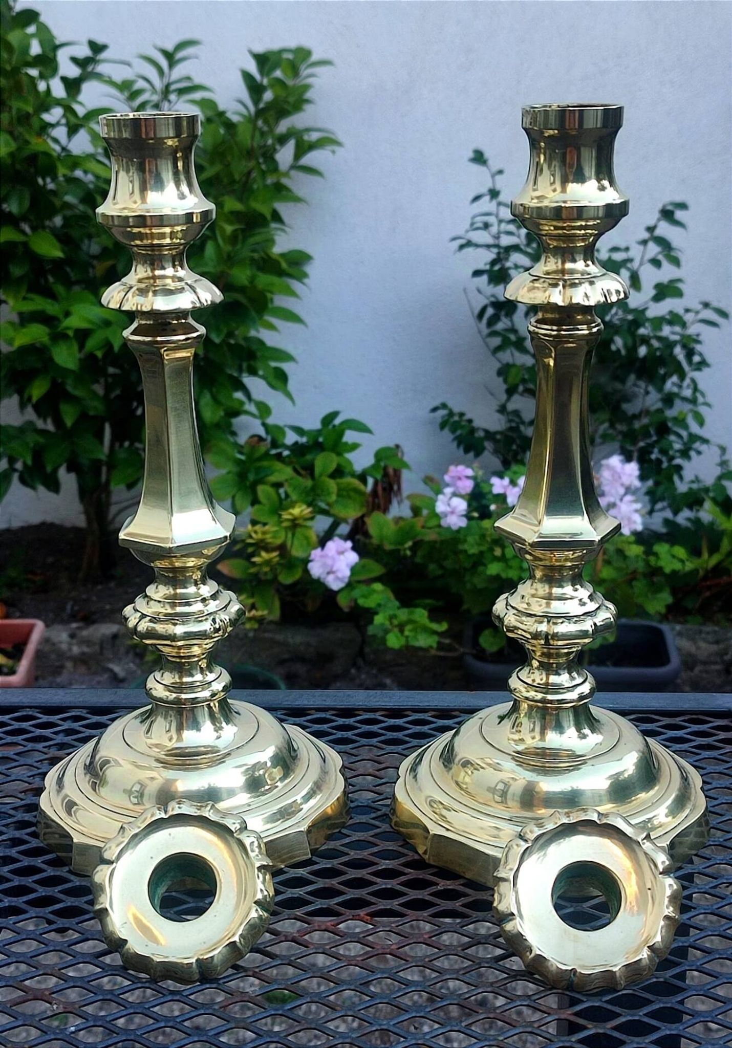 Paire de bougeoirs dorés