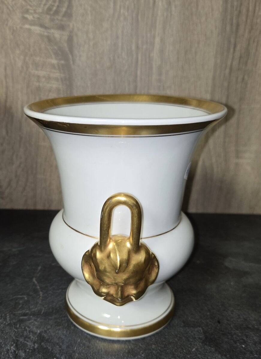 Cache-pot or decorative vase in white porcelain, Empire style.