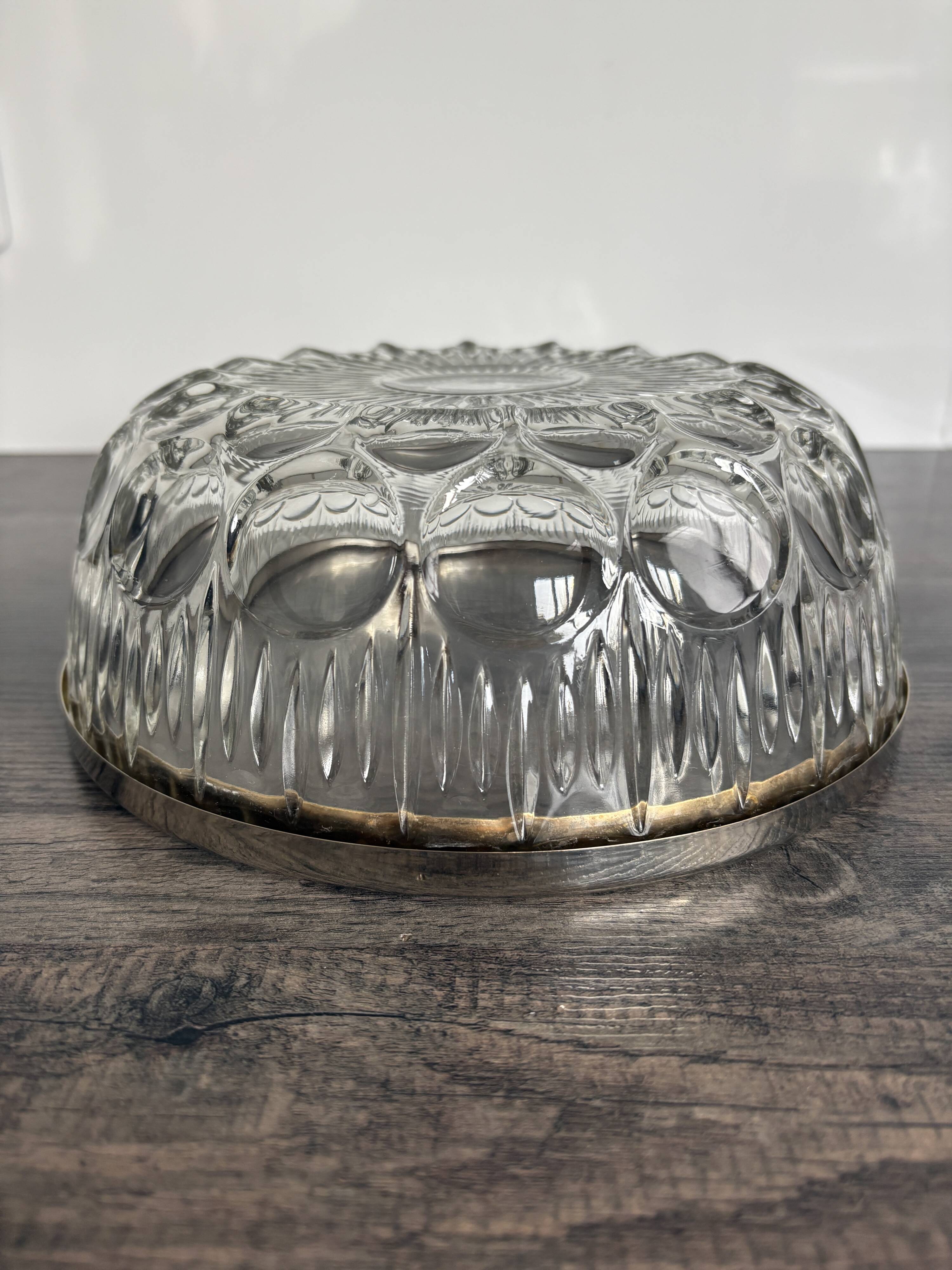 Vintage salad bowl in moulded glass and silver-plated metal.